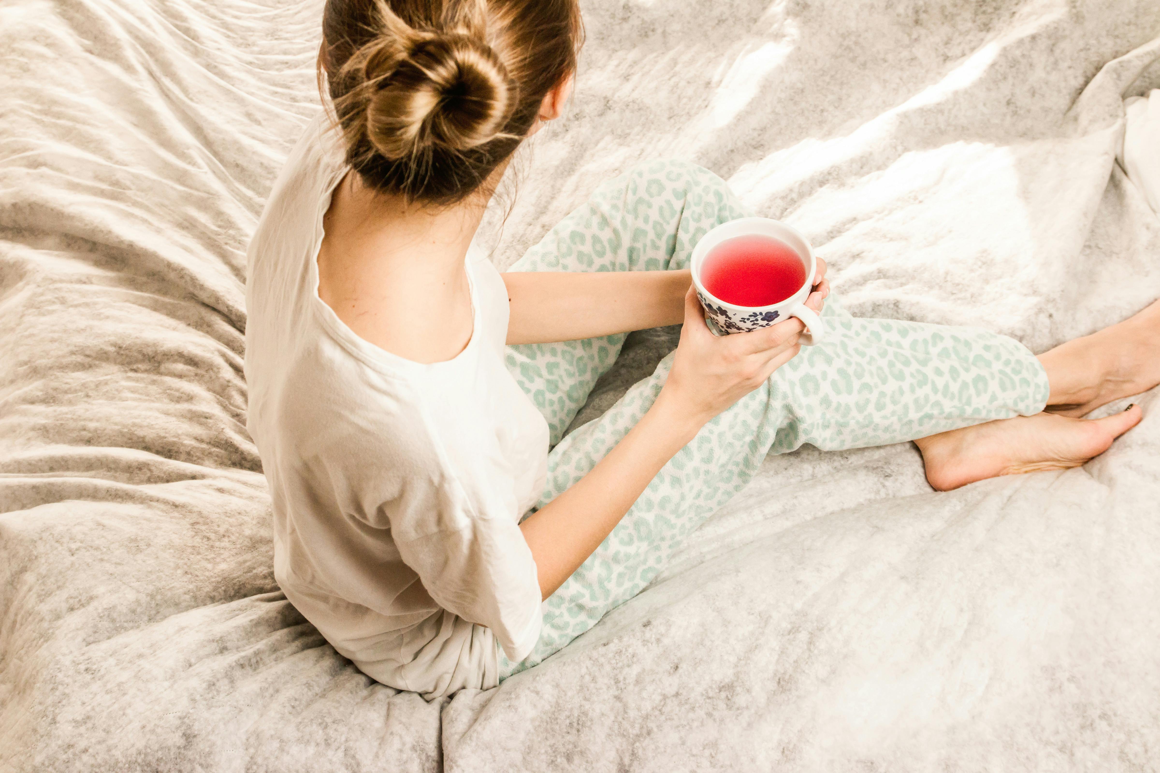 Une femme assise dans son lit | Source : Pexels