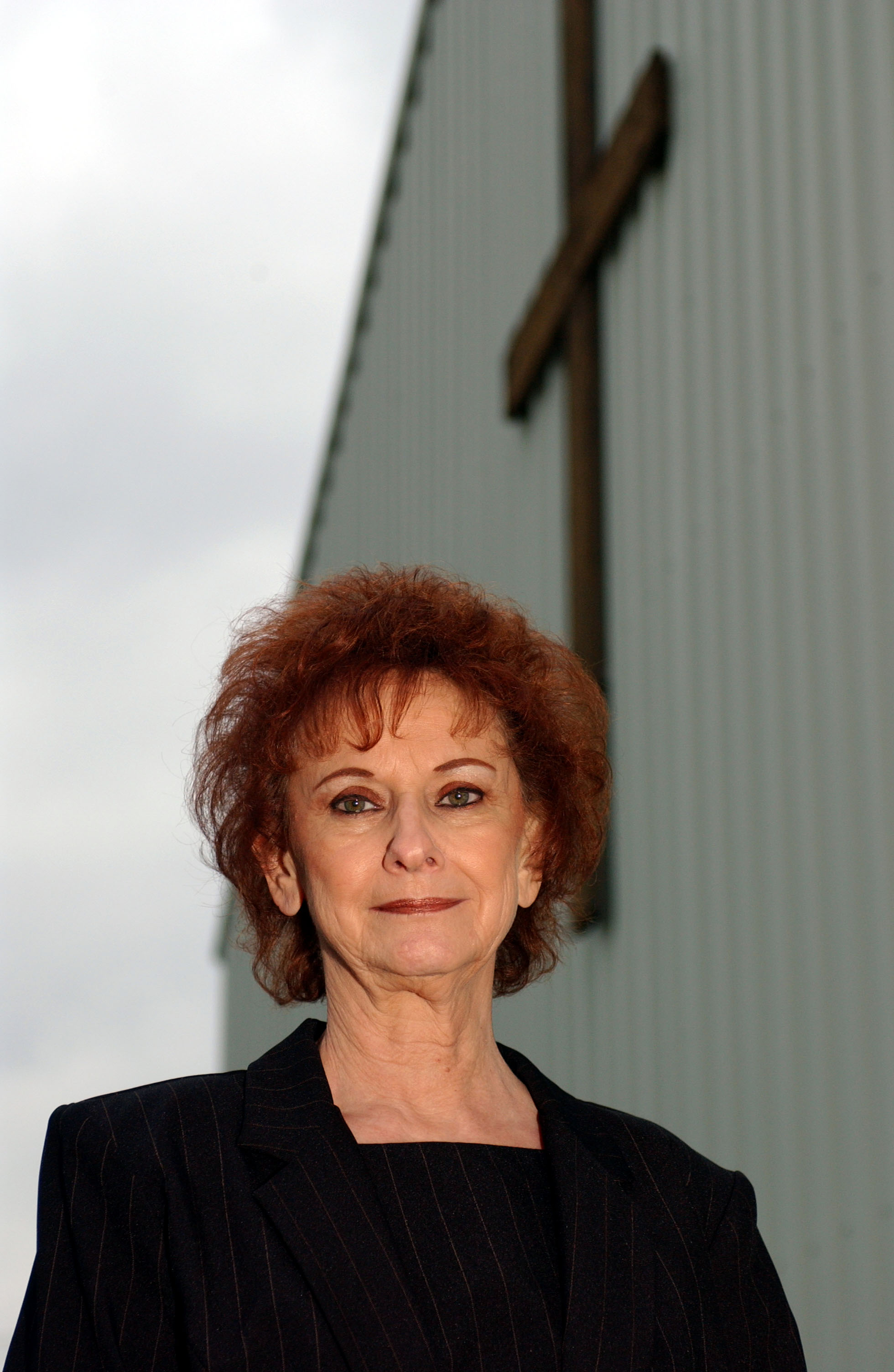 Betty Kresin, la grand-mère de la star du rap Eminem, pose devant une église après la cérémonie commémorative en l'honneur de son fils, Todd Nelson Sr., le 22 octobre 2004, à St. Joseph, dans le Missouri. | Source : Getty Images