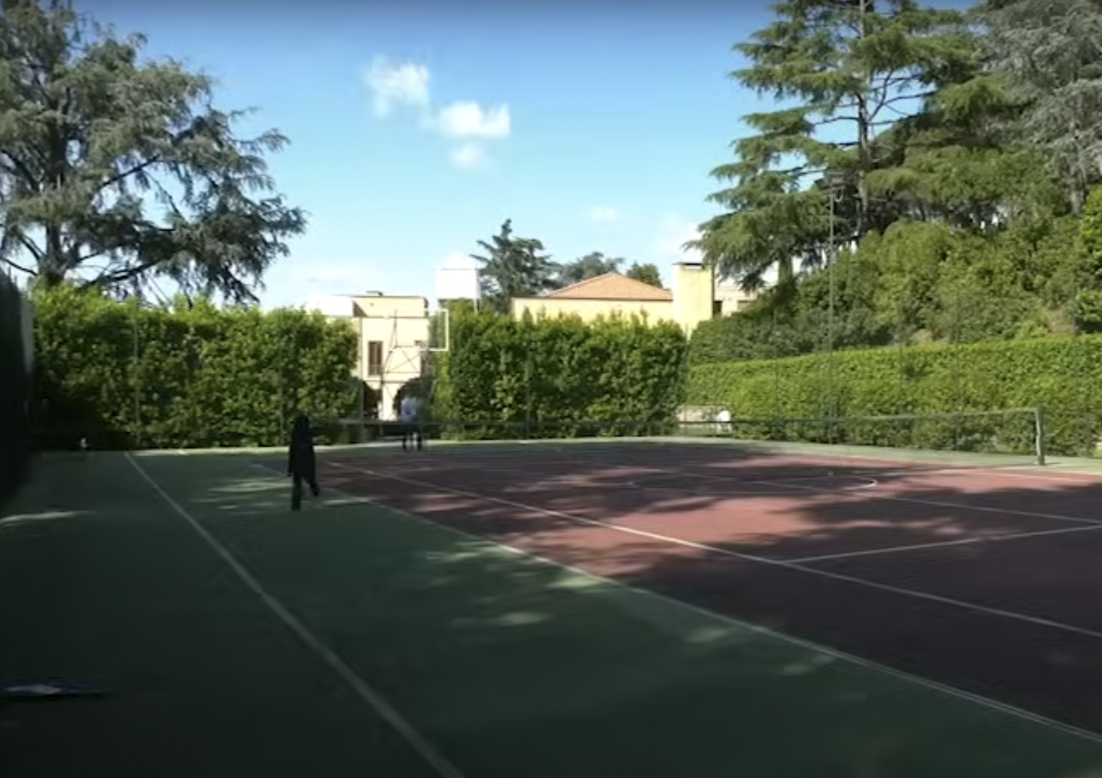 Capture d'écran du court de tennis de l'Institut des Augustins, où le futur pape jouait souvent pendant ses années à Rome, tirée d'une vidéo datée du 20 mai 2025. | Source : YouTube/Rome Reports in English
