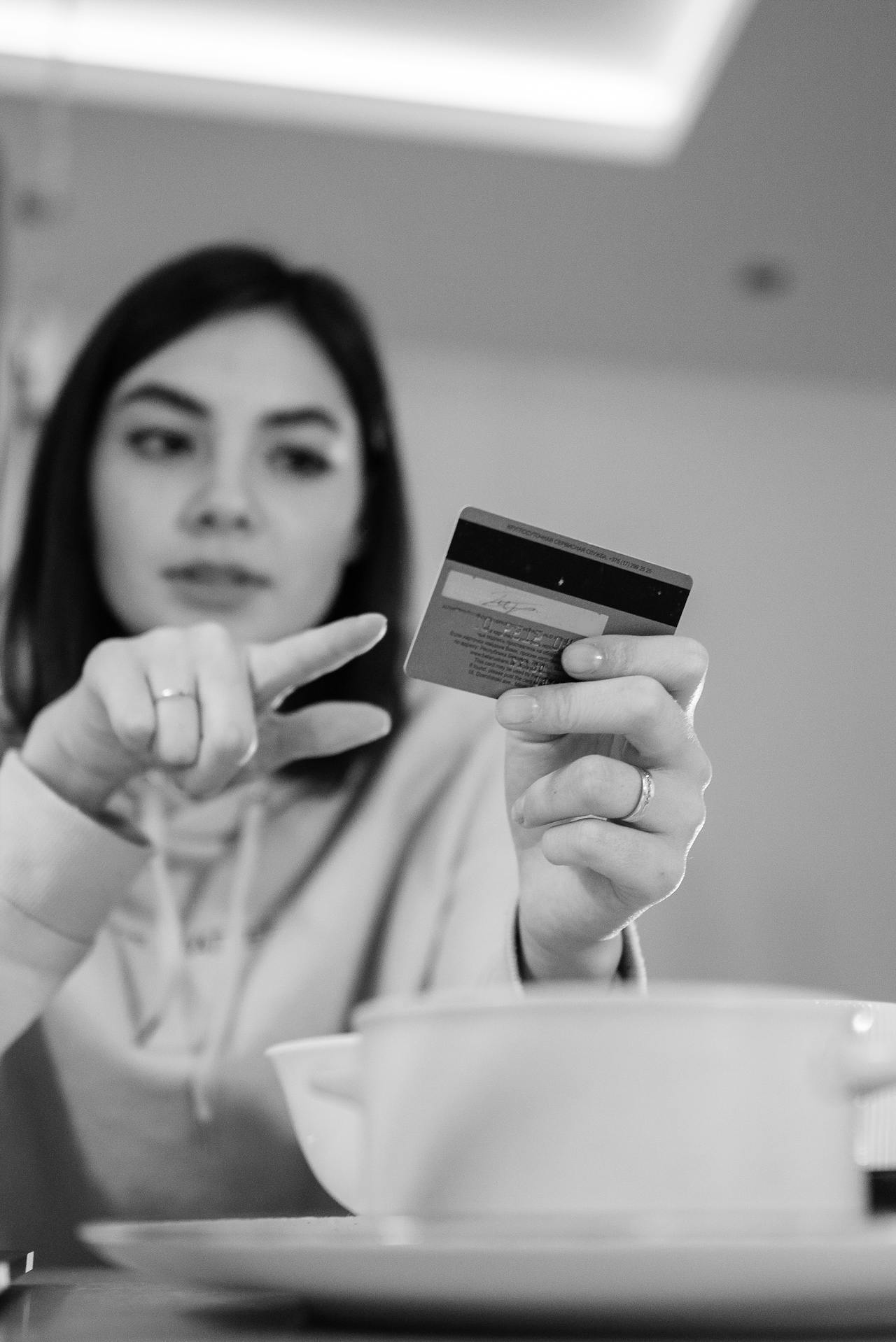 Une femme tenant sa carte bancaire | Source : Pexels