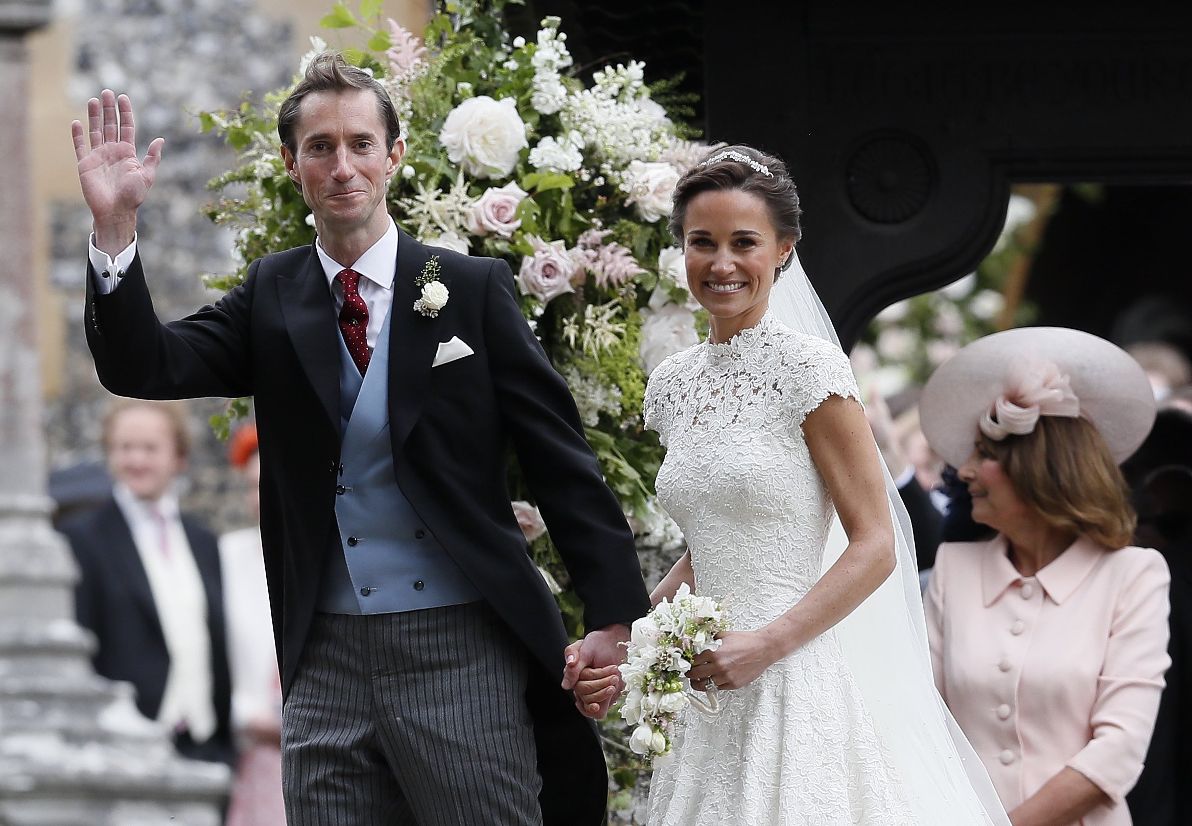 Pippa Middleton et James Matthews sourient devant les caméras après leur mariage à St Mark's Church | Source : Getty Images