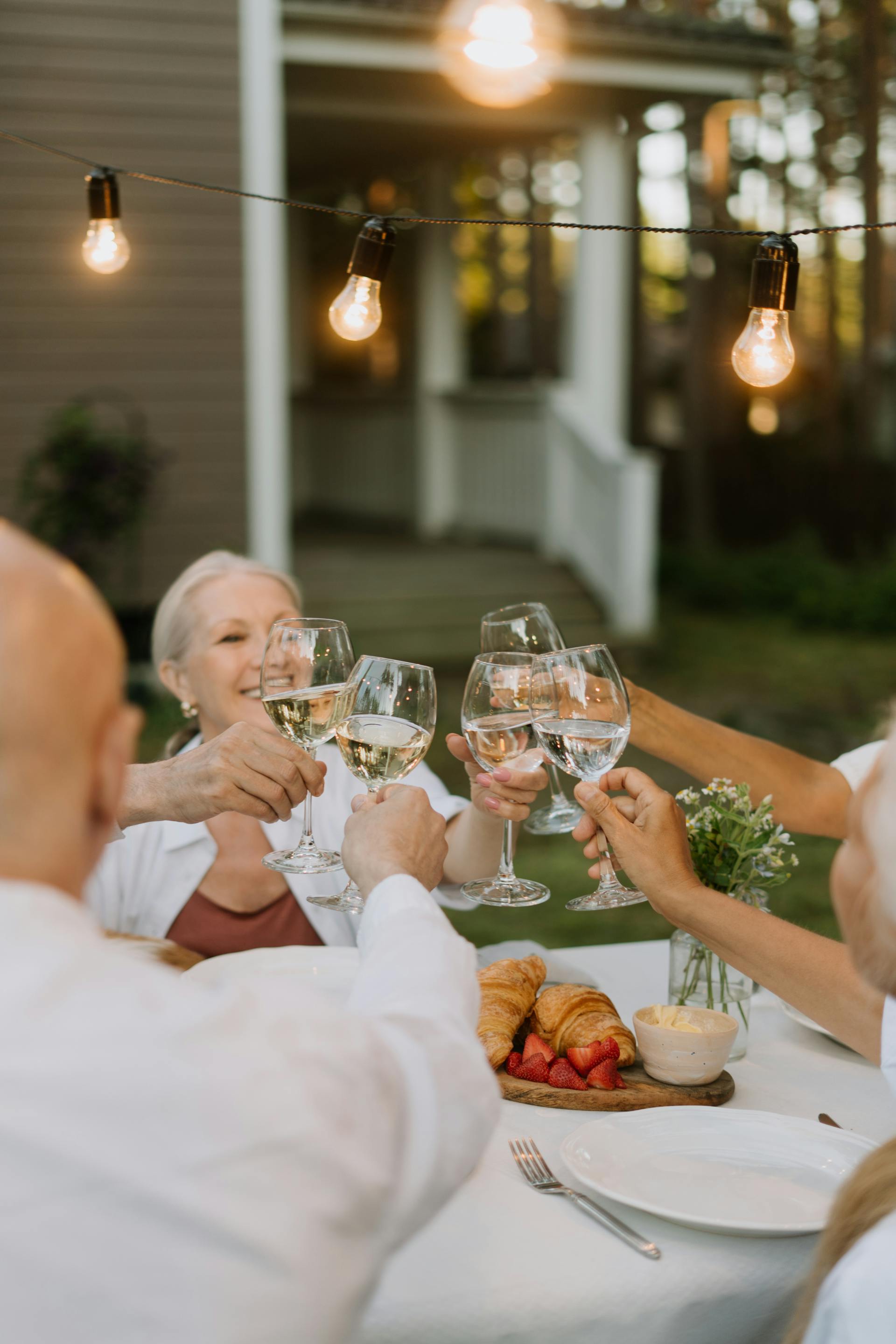 Les membres de la famille lèvent leur verre pendant le dîner | Source : Pexels