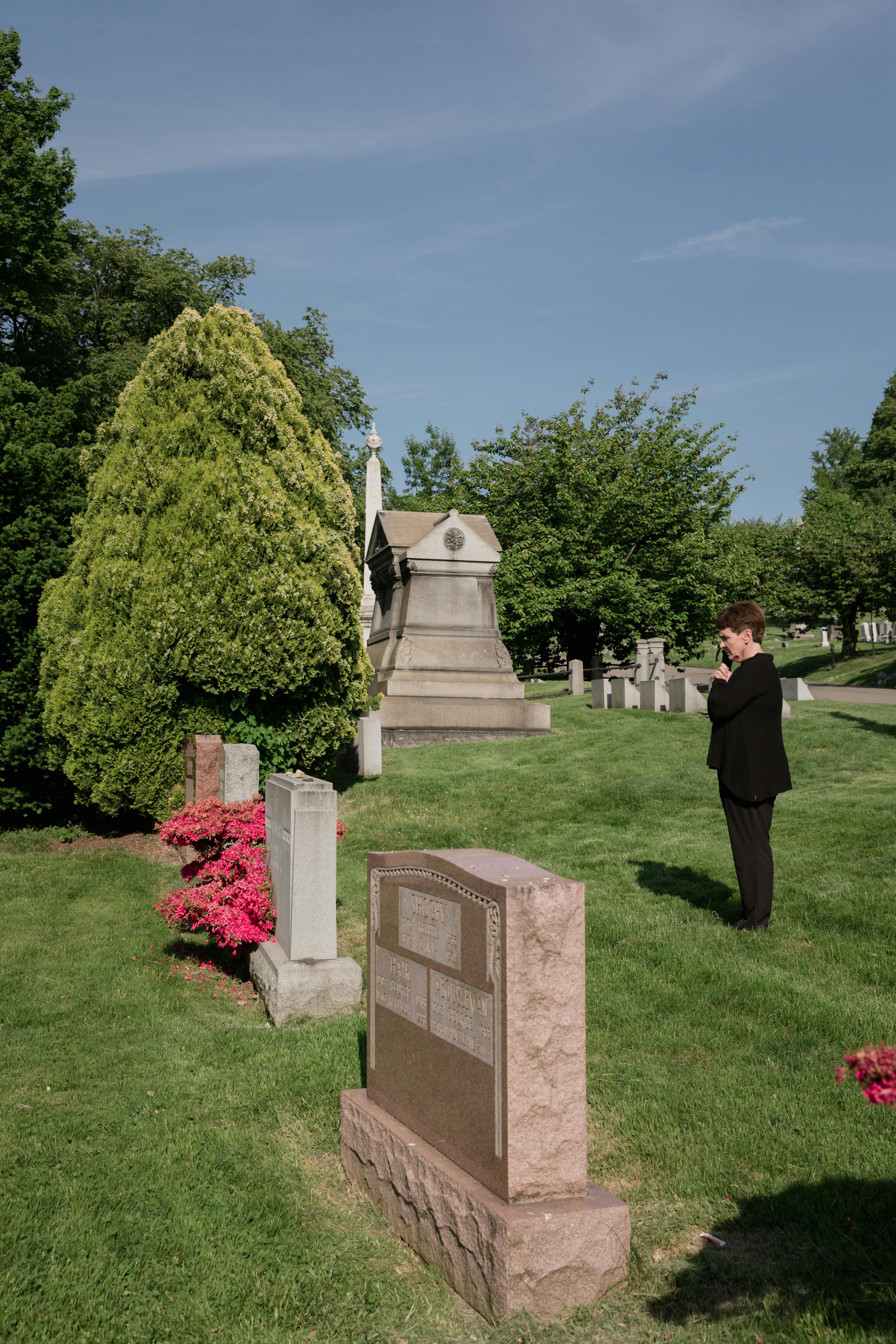 Une femme debout devant une tombe | Source : Pexels