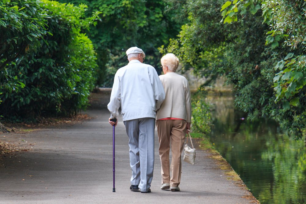Un vieux couple se promenant dans le parc. | Photo : Shutterstock
