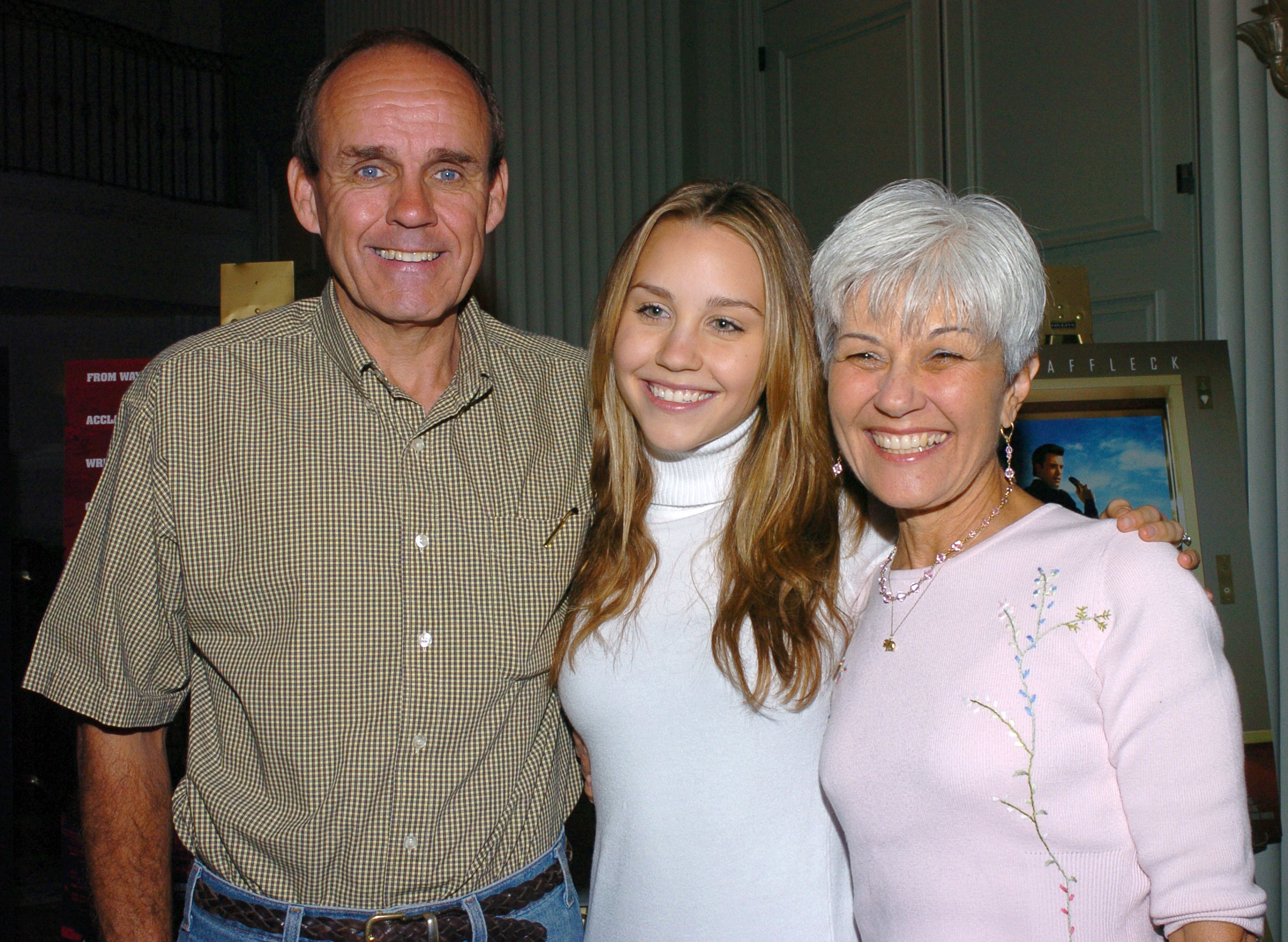 Amanda Bynes avec ses parents Rick et Lynn Bynes, vers le 4 novembre 2004 | Source : Getty Images