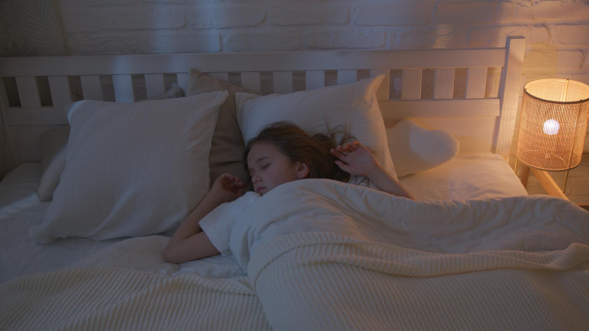 Une petite fille qui dort dans son lit | Source : Pexels