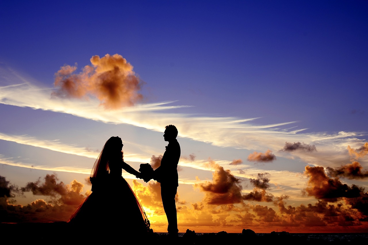 Silhouettes des mariés au coucher du soleil | Source : Pixabay