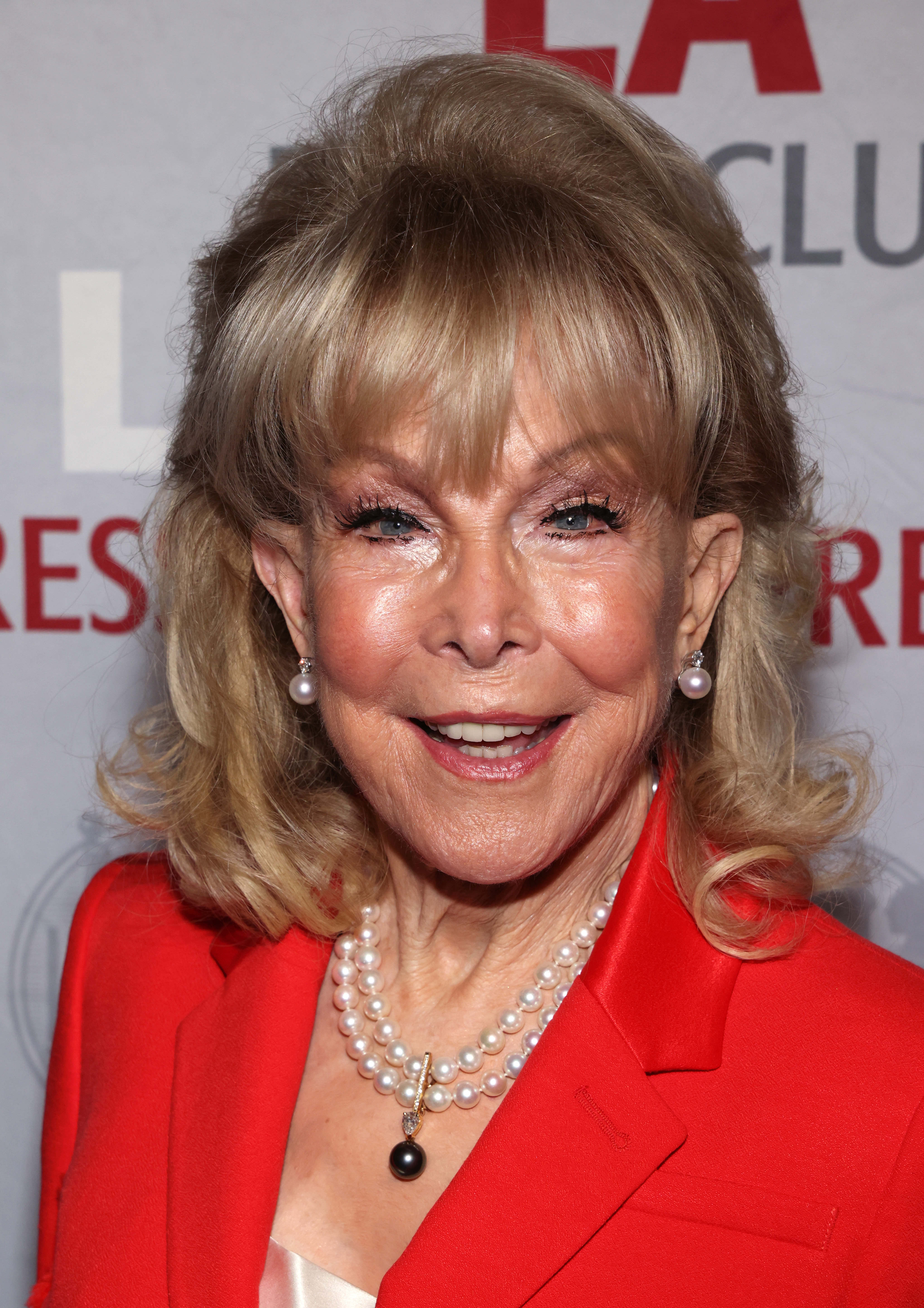 Barbara Eden assiste au 16e gala annuel des prix du journalisme national des arts et du divertissement à Los Angeles, en Californie, le 3 décembre 2023. | Source : Getty Images