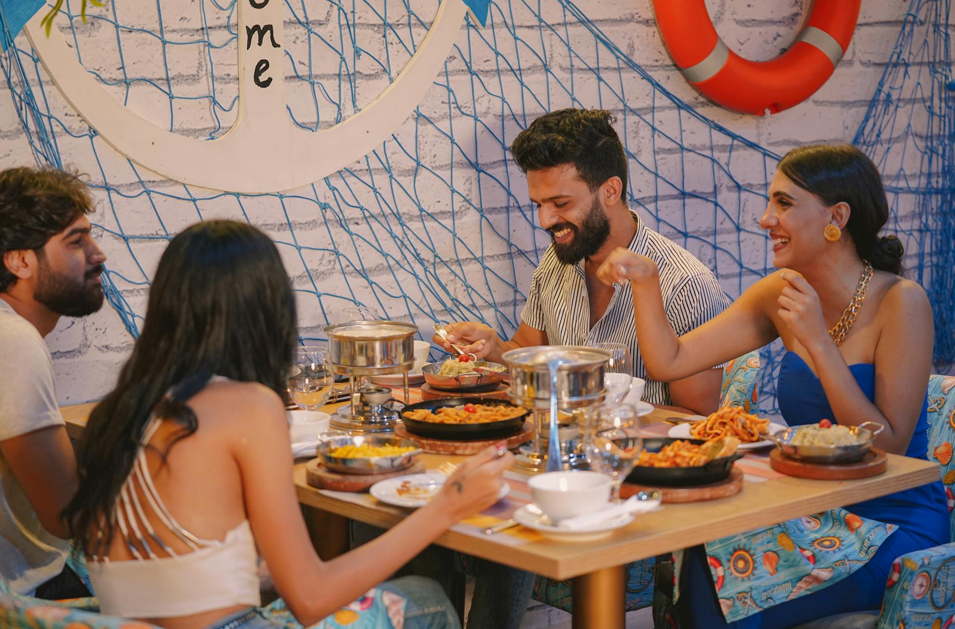 Deux couples en train de dîner | Source : Pexels