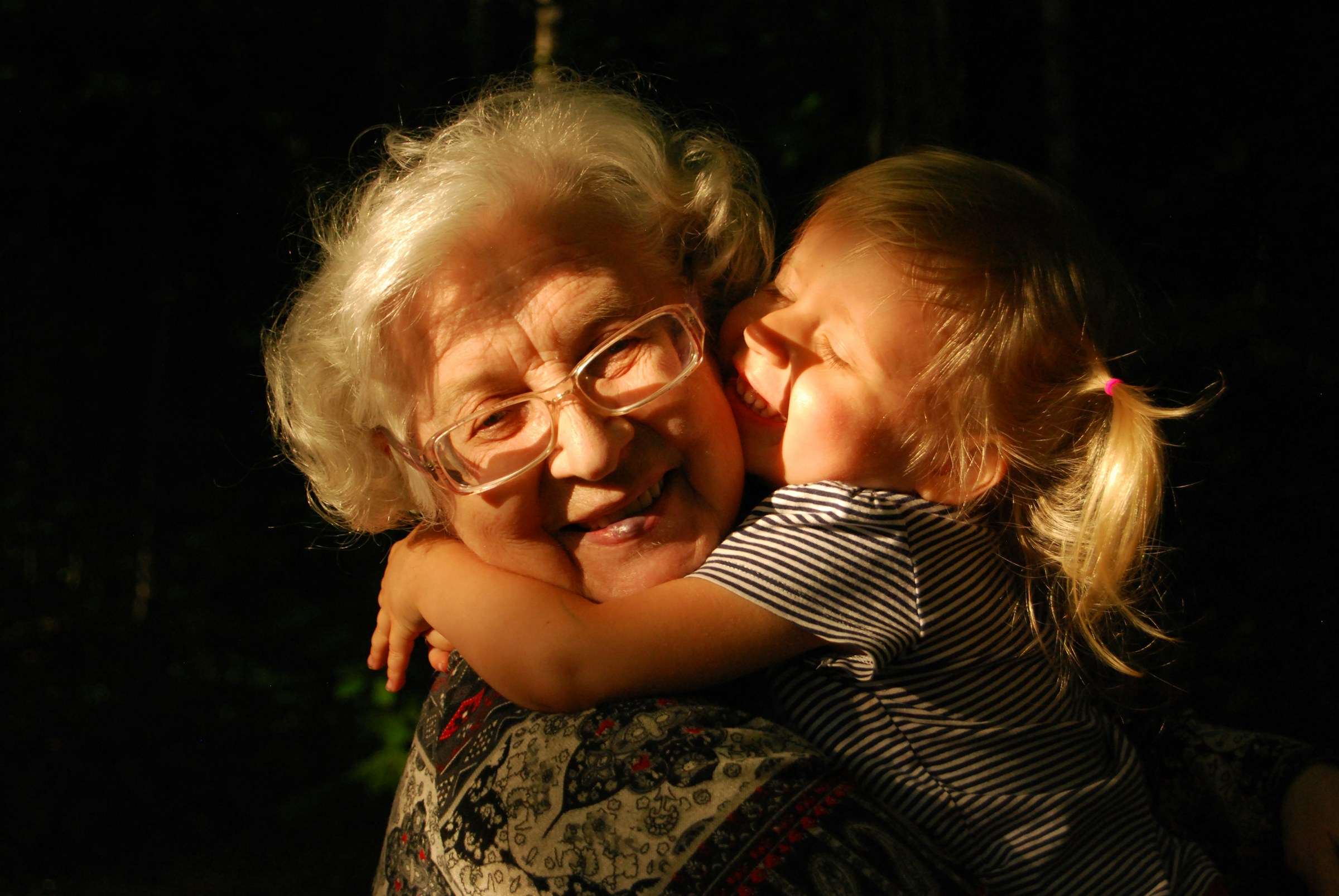 Une grand-mère serrant sa petite-fille dans ses bras | Source : Unsplash