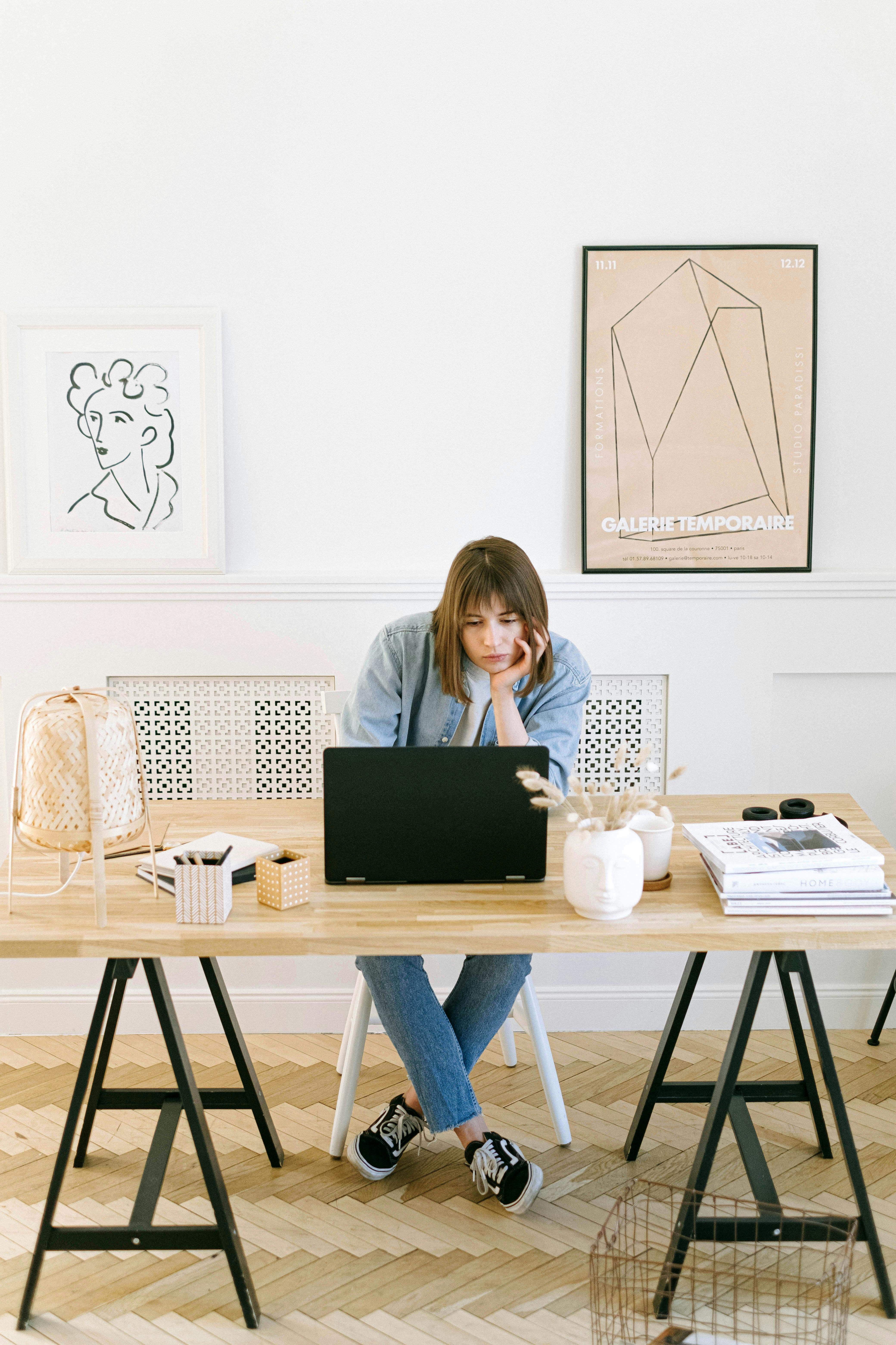 Une femme sur son ordinateur portable | Source : Pexels