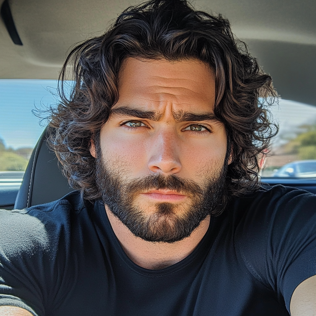Un homme qui fronce les sourcils, assis dans une voiture | Source : Midjourney