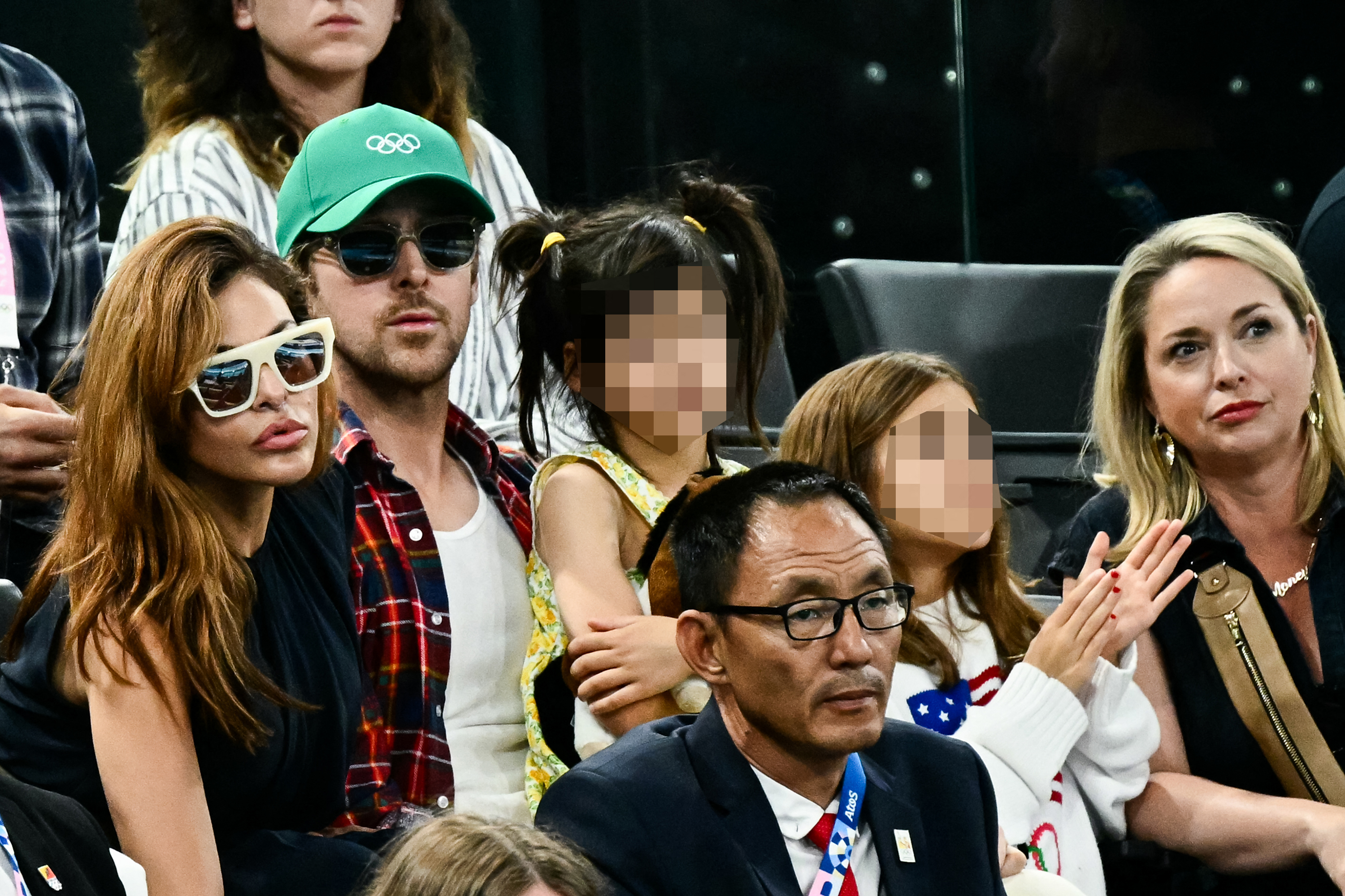 Eva Mendes et Ryan Gosling, ainsi que leurs filles Esmeralda et Amada, regardent la finale des barres asymétriques féminines aux Jeux olympiques de Paris 2024, le 4 août 2024 | Source : Getty Images