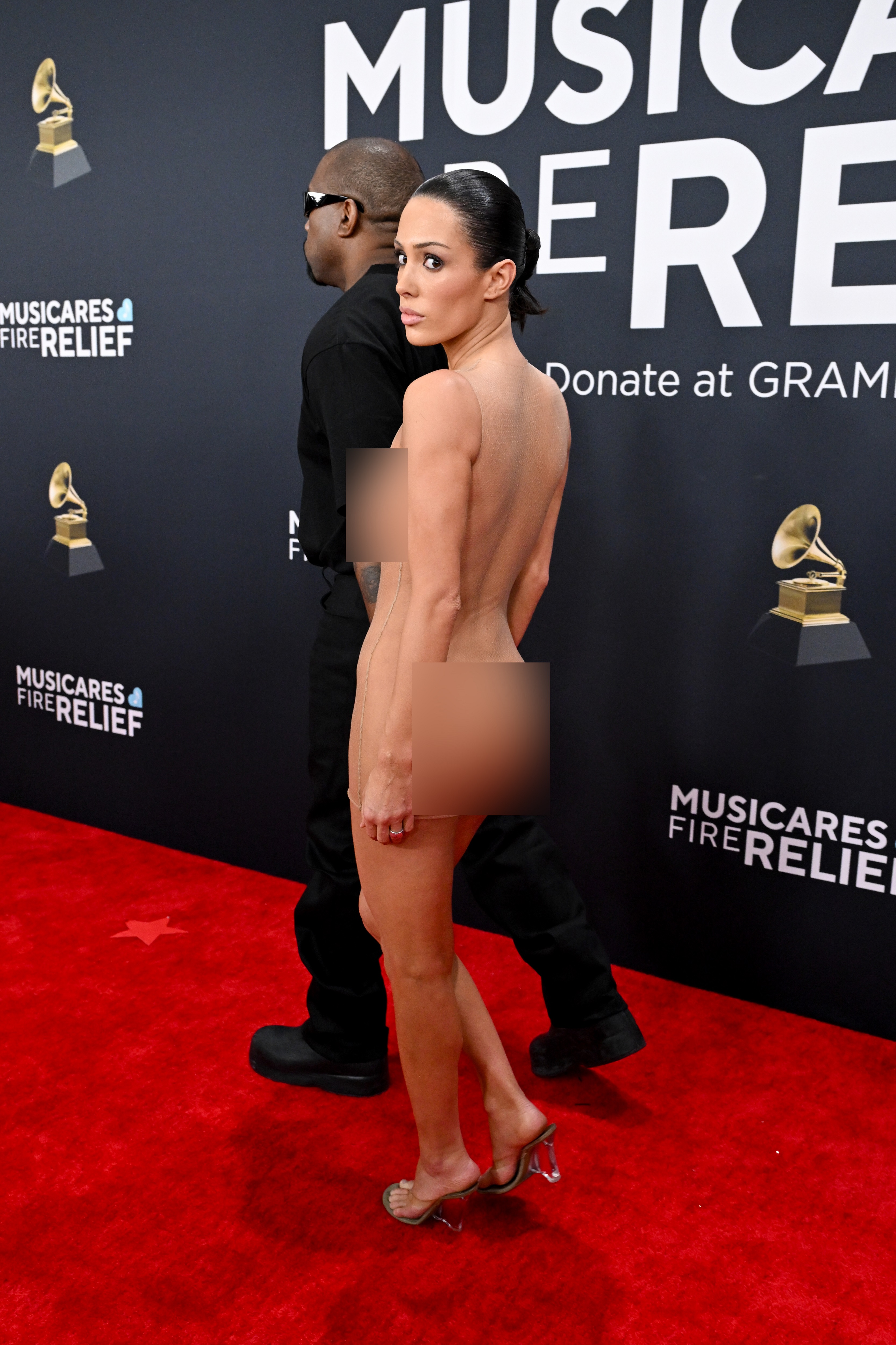 Kanye West et Bianca Censori (dont la tenue a été floutée) assistent à la 67e édition des GRAMMY Awards le 2 février 2025, à Los Angeles, Californie | Source : Getty Images