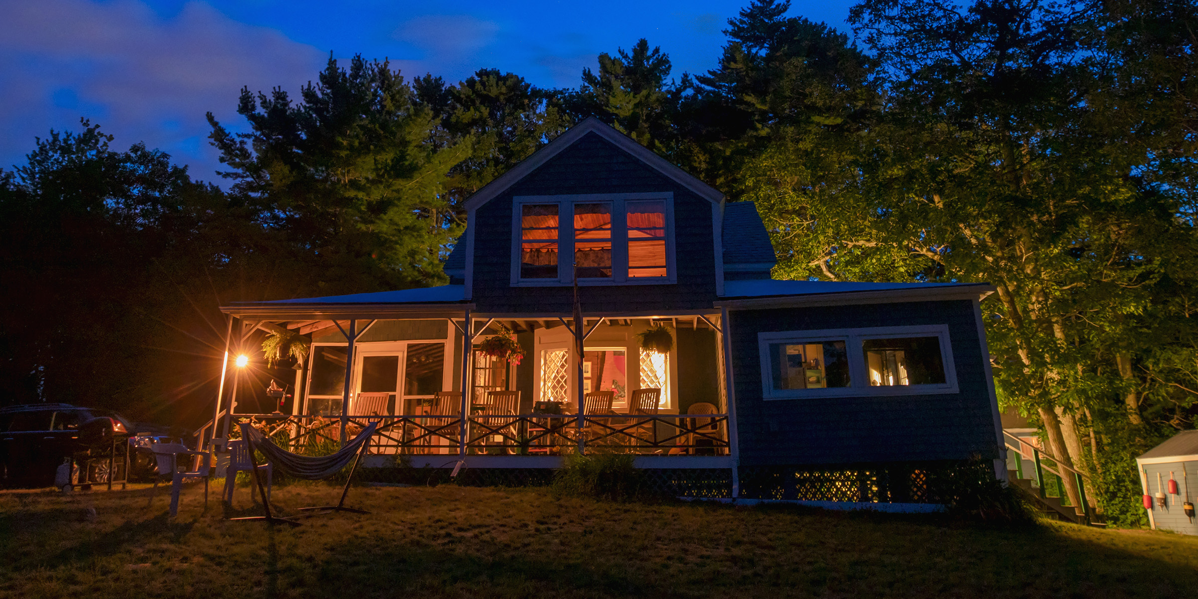 Une maison la nuit | Source : Shutterstock