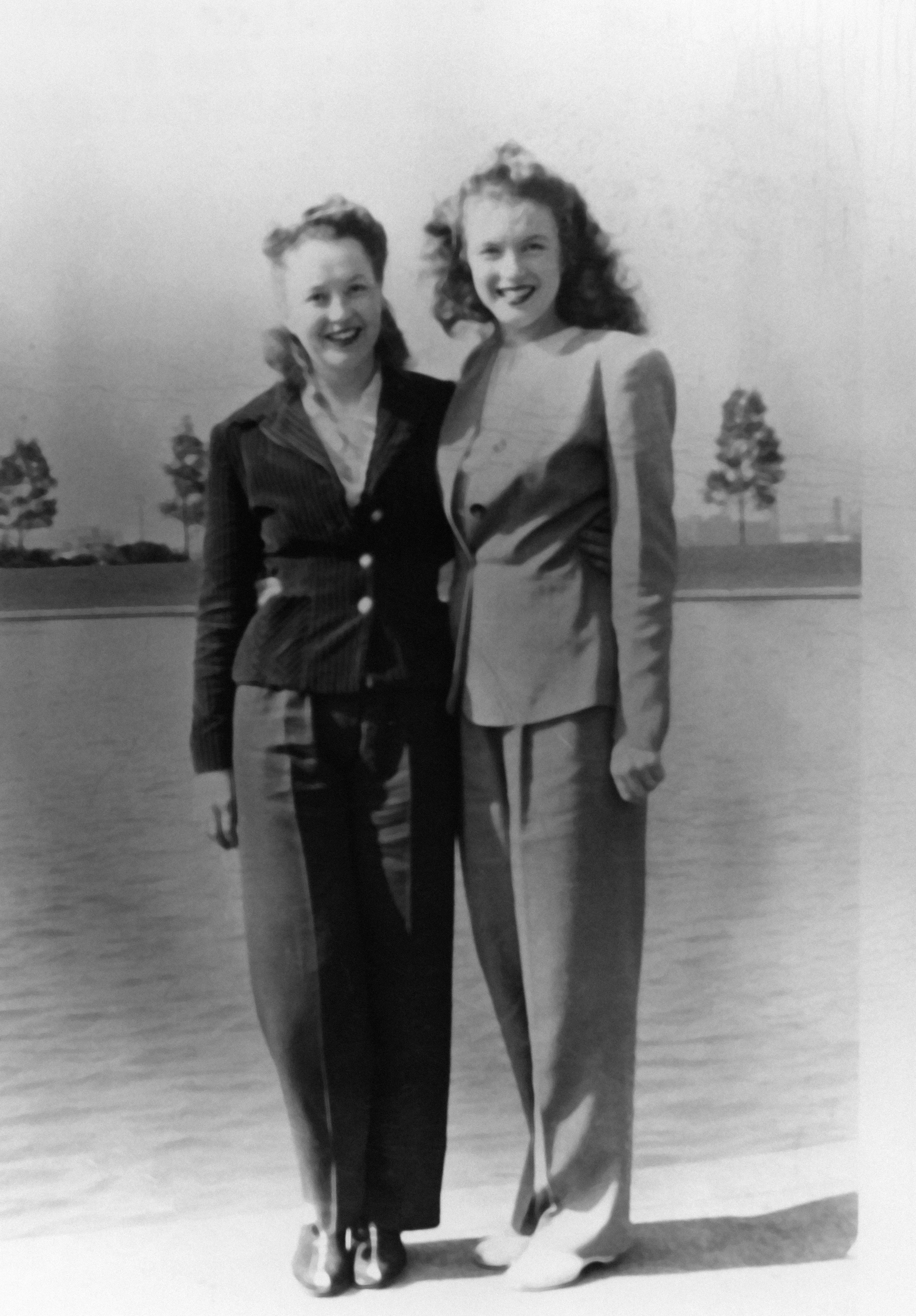 Marilyn Monroe avec sa sœur Berniece Baker Miracle, vers 1944 | Source : Getty Images