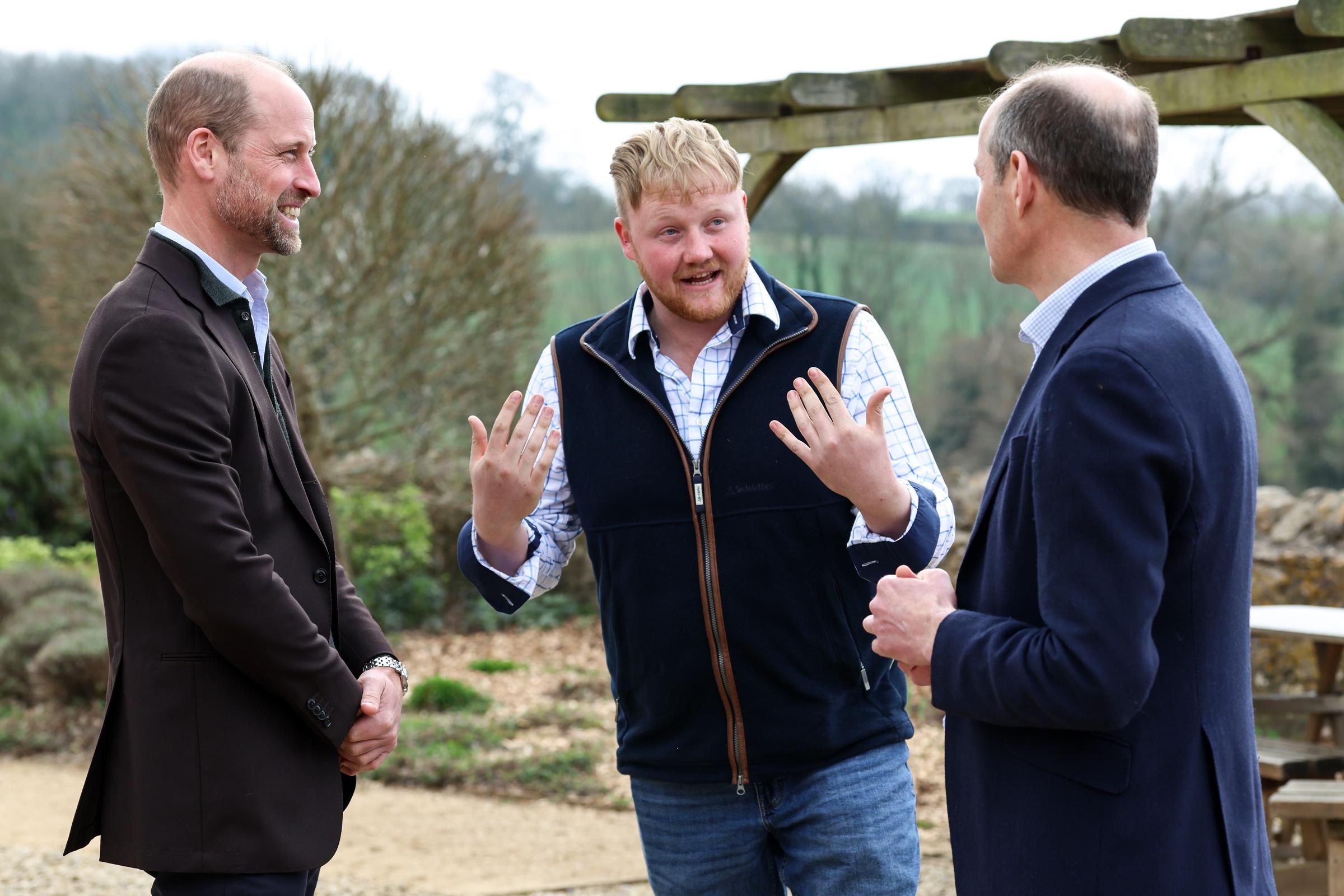 Le Prince William, Prince de Galles (G) parle avec les stars de Clarkson's Farm Kaleb Cooper (C) et Charlie Ireland (D) lors d'un événement organisé pour soixante locataires agricoles de la prochaine génération du duché de Cornouailles, le 26 mars 2025 à Pensford, Angleterre I Source : Getty Images