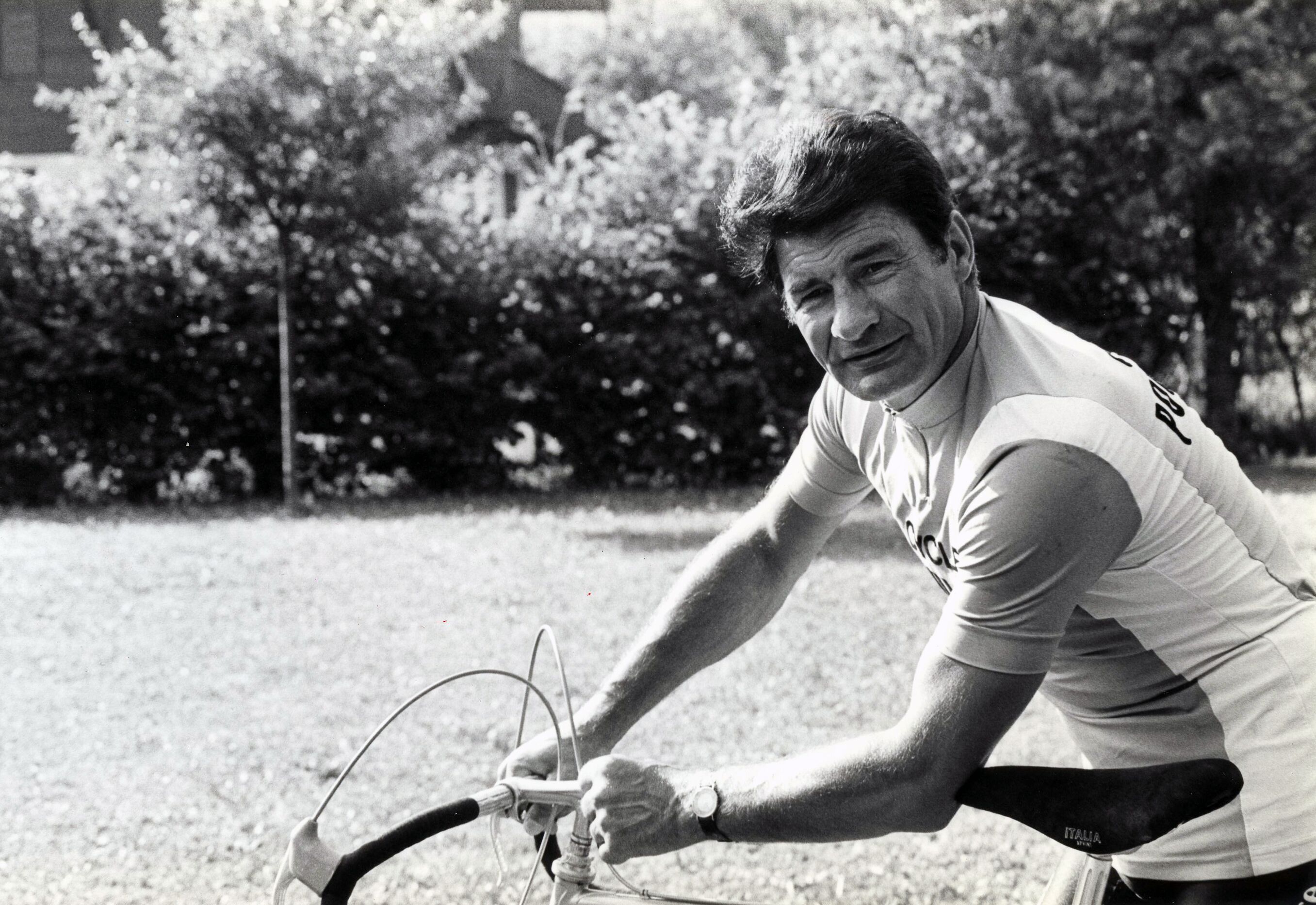 Le cycliste Français Raymond Poulidor teste un vélo et la distance entre le guidon et la selle. France, 21/07/1982. (Source : Getty Images)