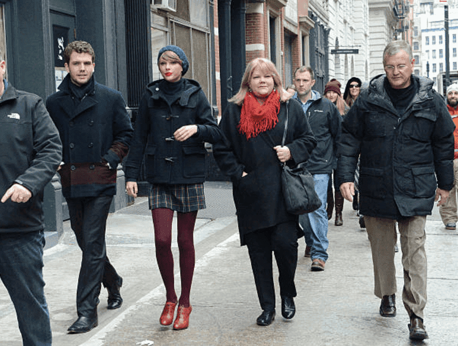 Austin Swift, Taylor Swift, Andrea Finlay et Scott Swift sont surpris par des paparazzis en train de se promener dans la rue, le 22 décembre 2014, New York. |  Photo : Getty Images