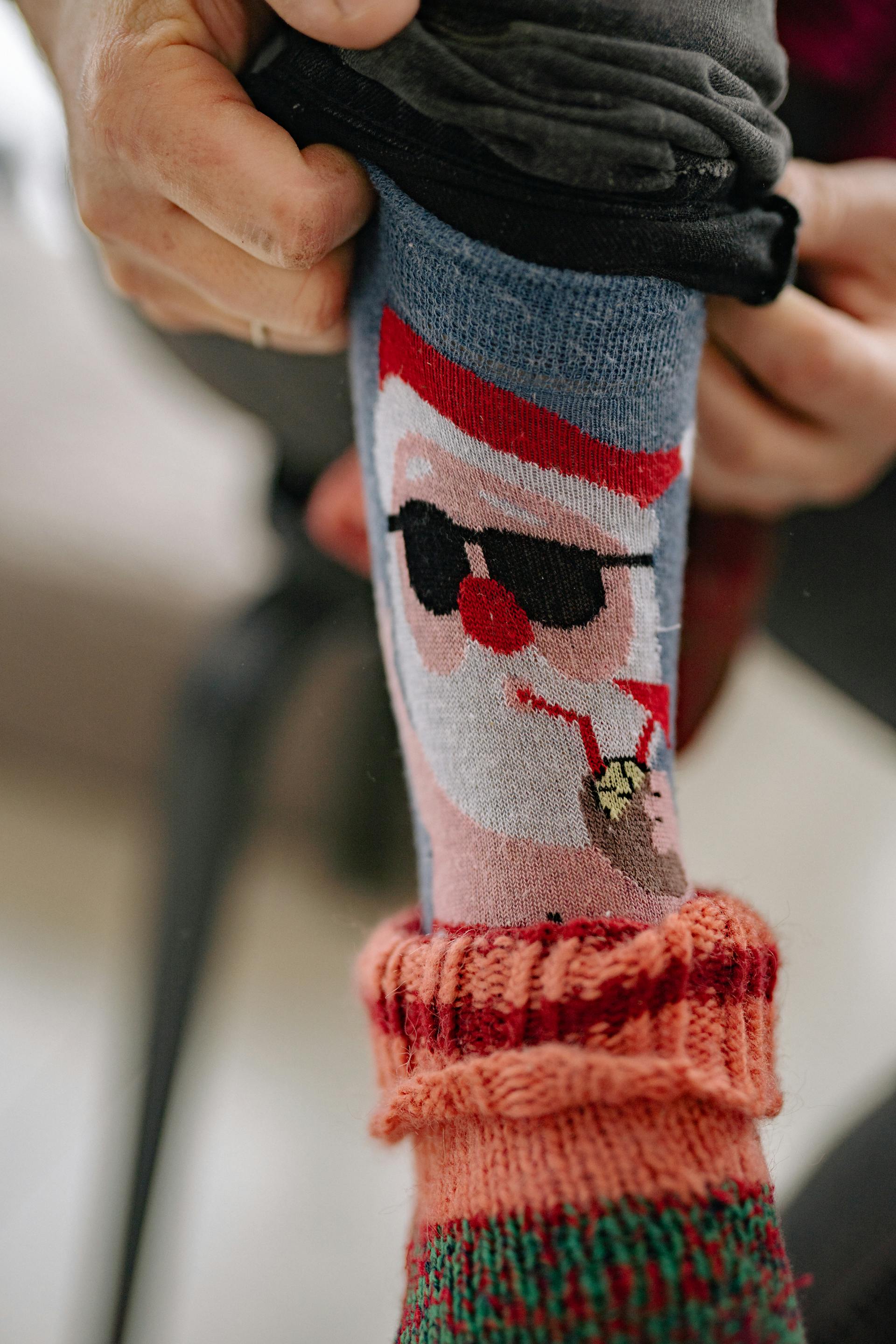 Un homme portant de drôles de chaussettes fantaisie | Source : Pexels