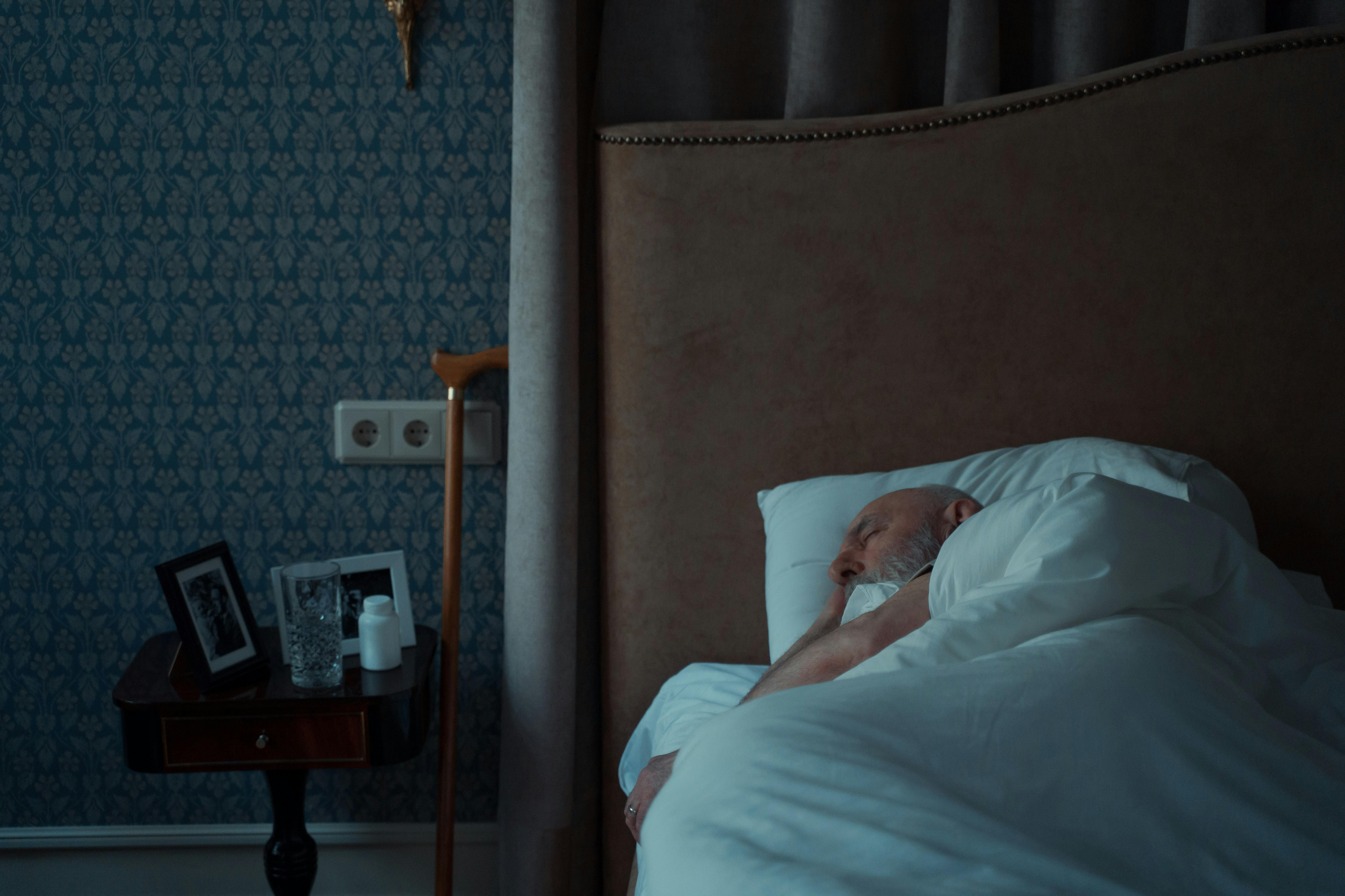 Un homme photographié en train de dormir | Source : Pexels