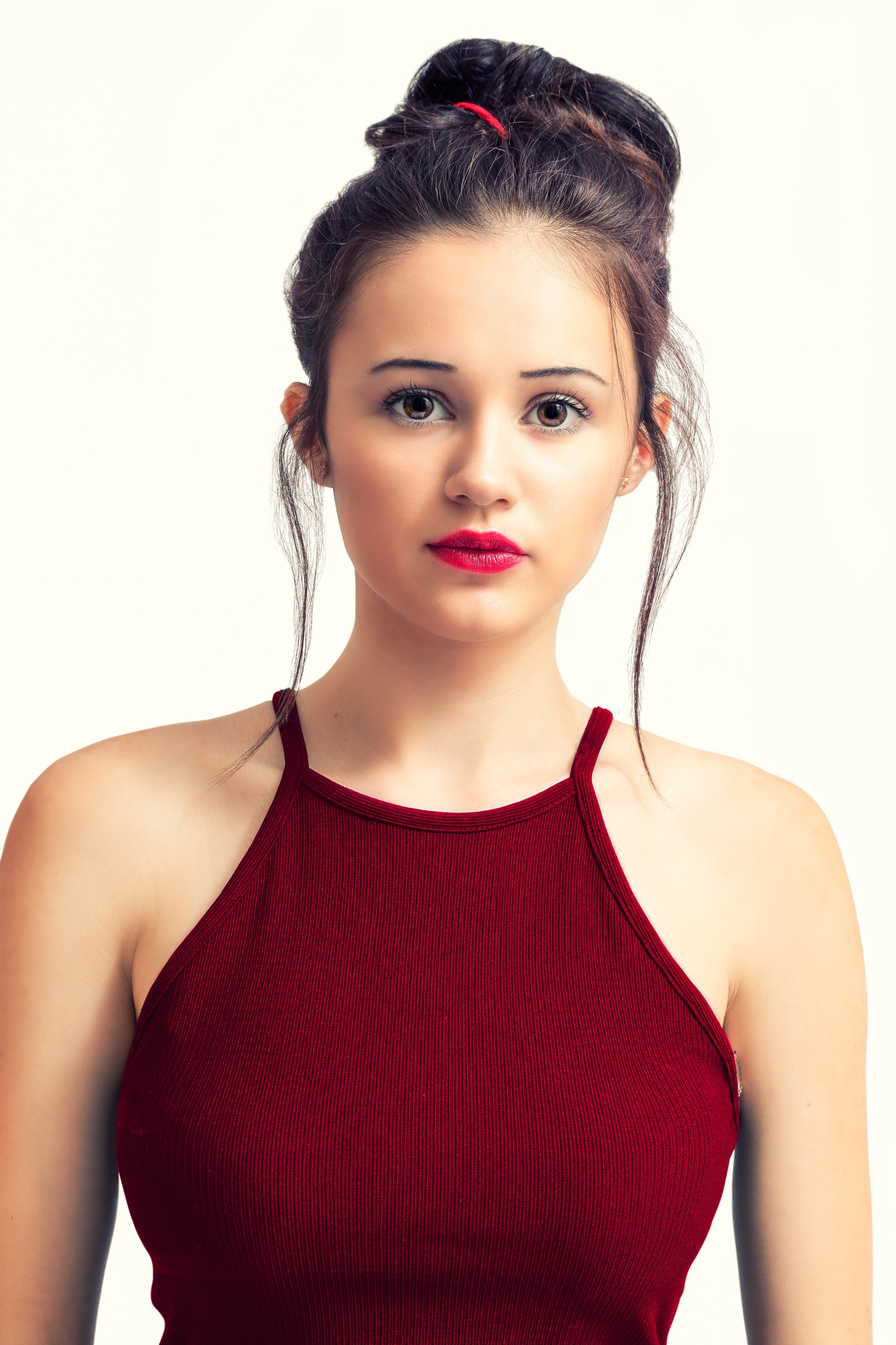 Une jeune femme en rouge. | Source : Pexels