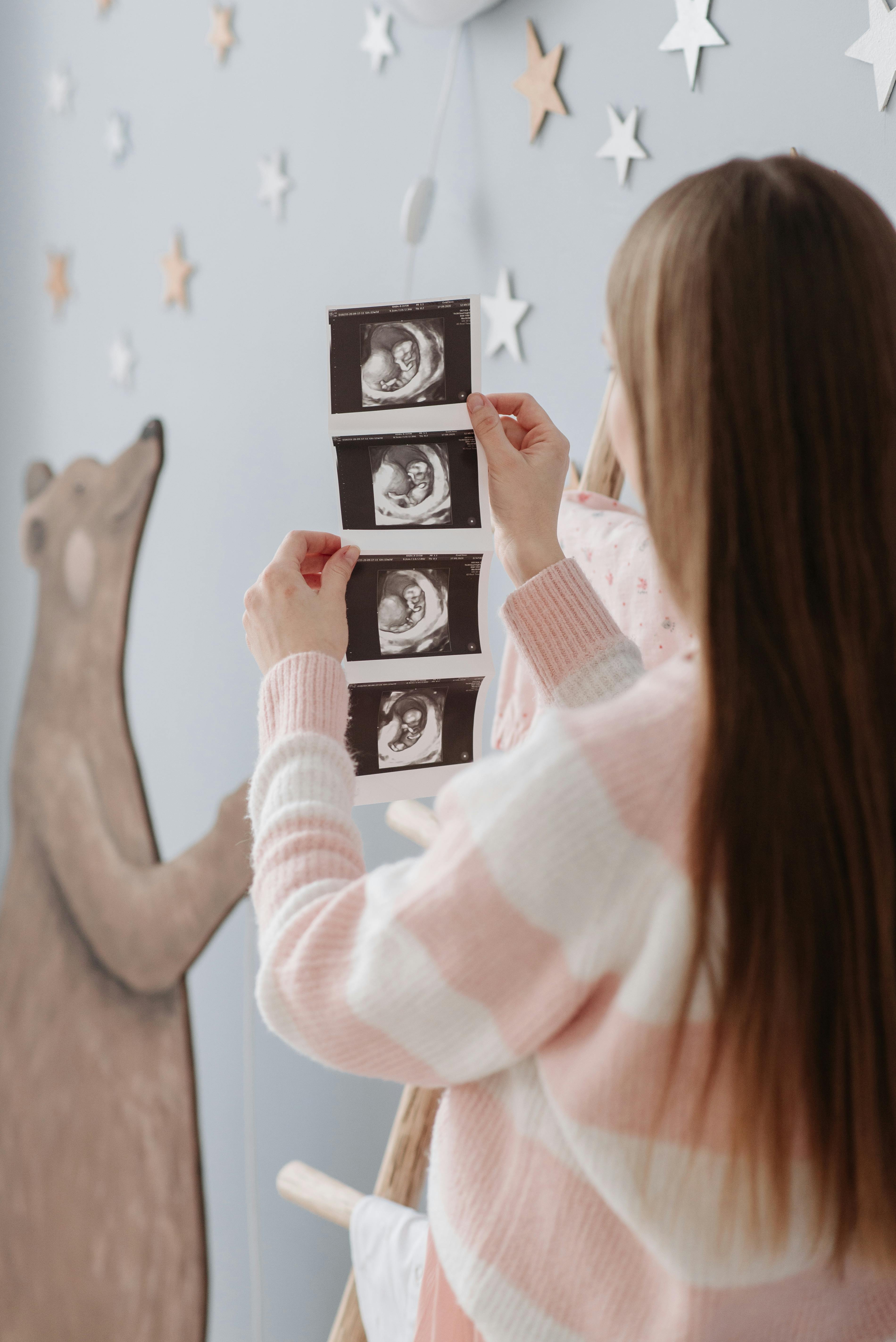 Une femme regardant les résultats d'une échographie I Source : Pexels