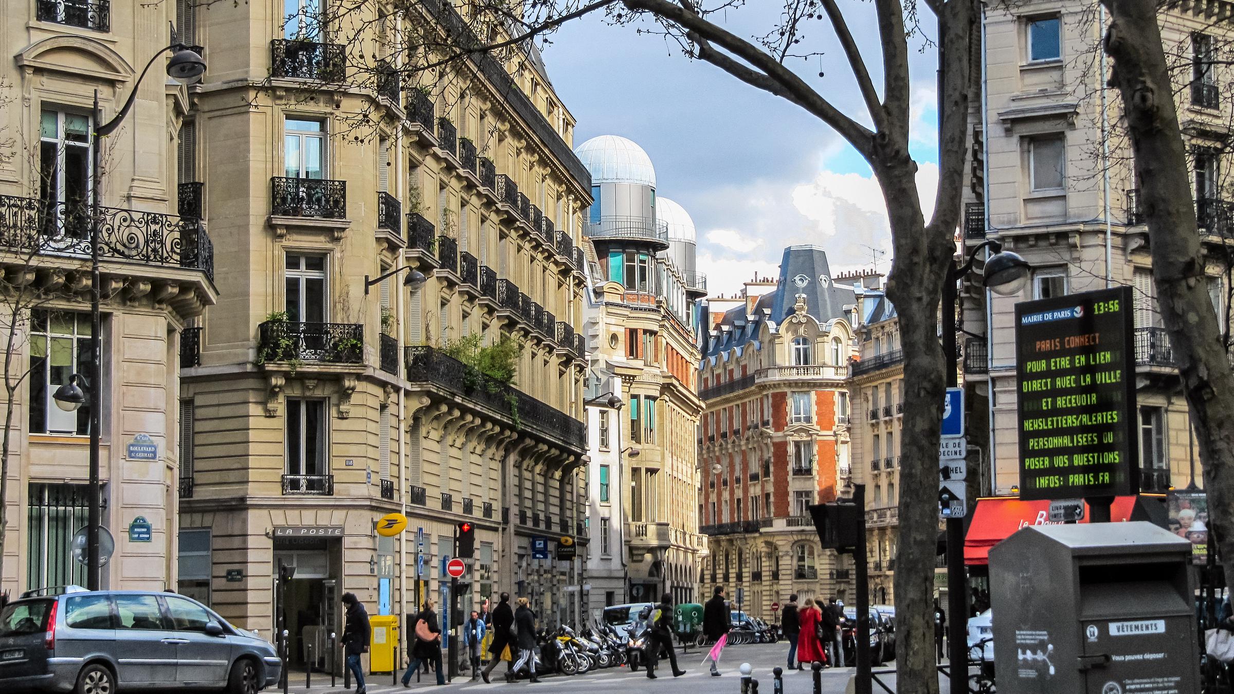 22 mars 2014 : L'une des plus belles rues de Paris - Boulevard Saint-Germain | Source : Getty Images