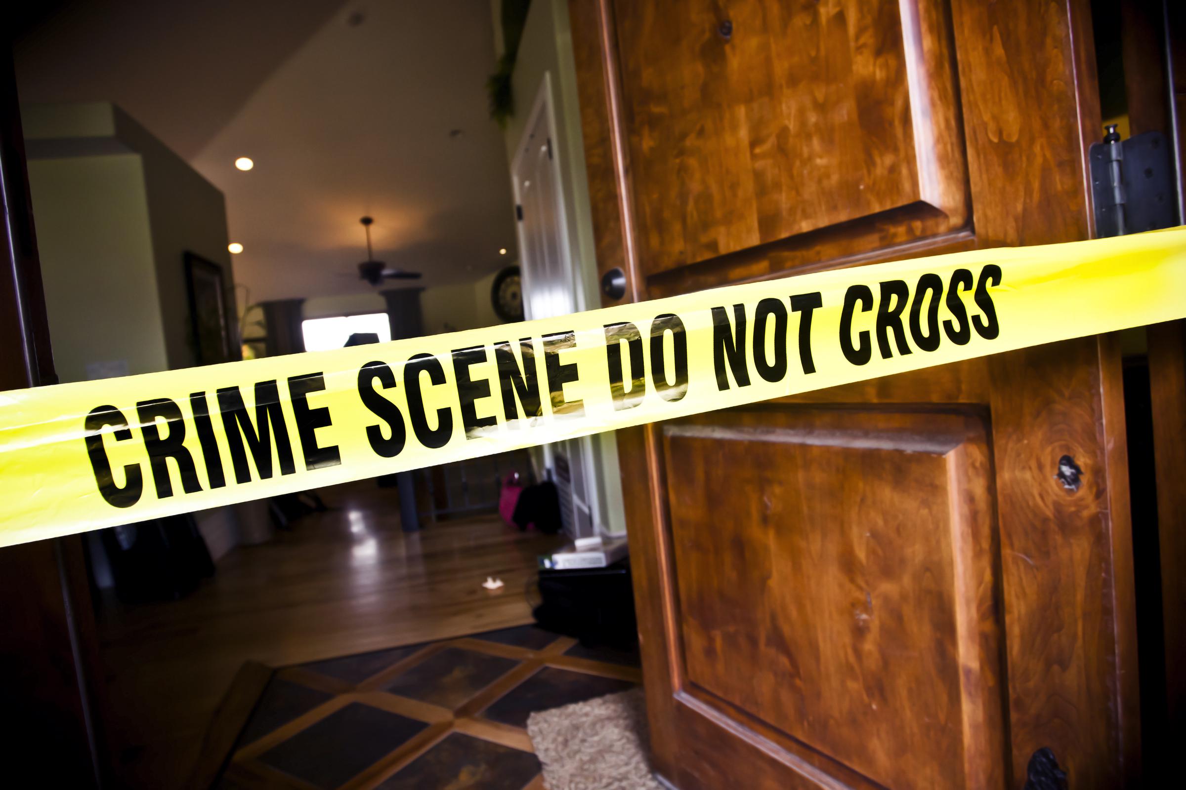 Ruban de scène de crime devant la porte d'entrée d'une maison luxueuse I Source : Getty Images