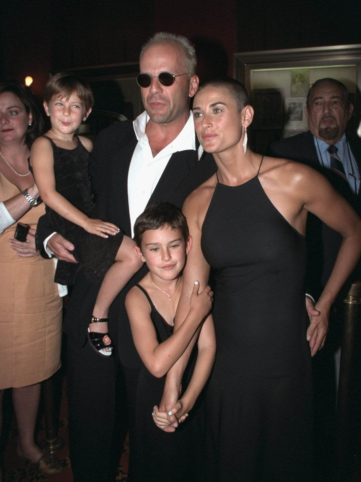 Demi Moore et Bruce Willis avec leurs filles, Rumer et Scout, assistant à la première du film "Striptease" au Ziegfeld Theater, le 23 juin 1996. | Source : Getty Images