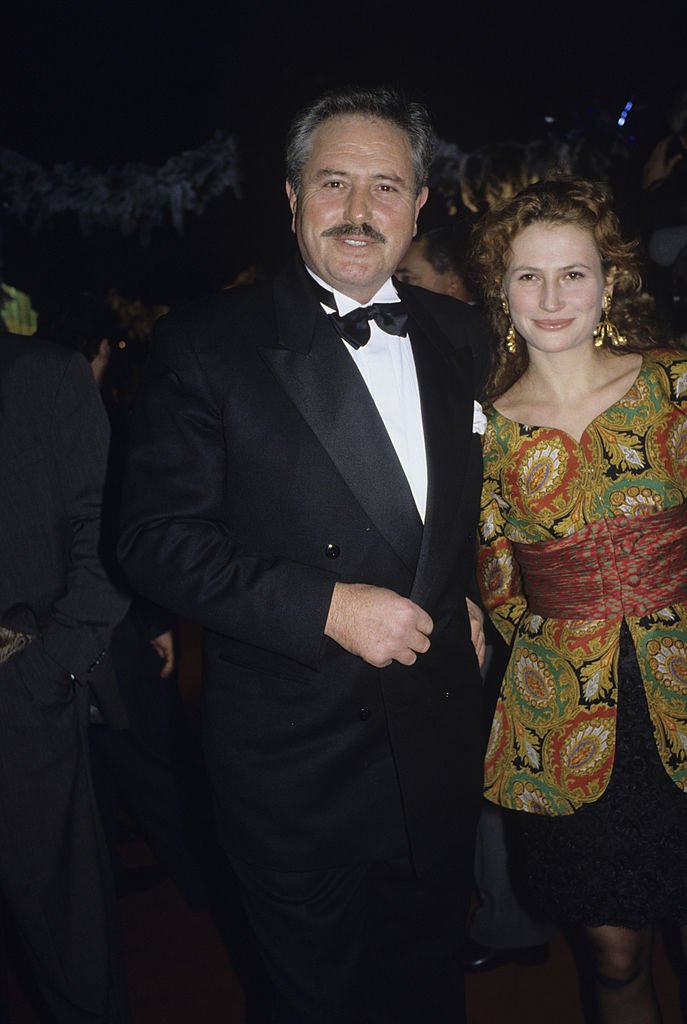 Victor LANOUX en smoking et sa fille l'actrice Stéphanie LANOUX. | Photo : Getty Images
