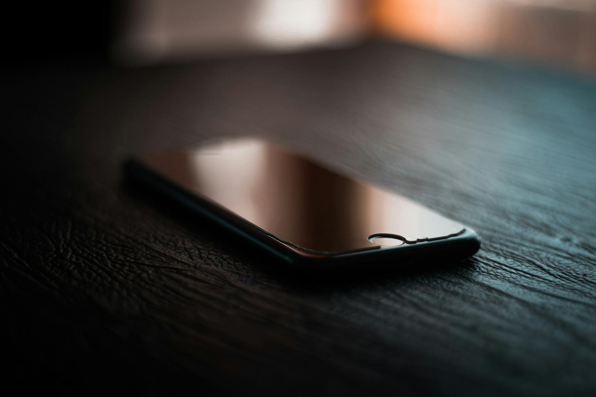 Un téléphone posé sur une table | Source : Midjourney