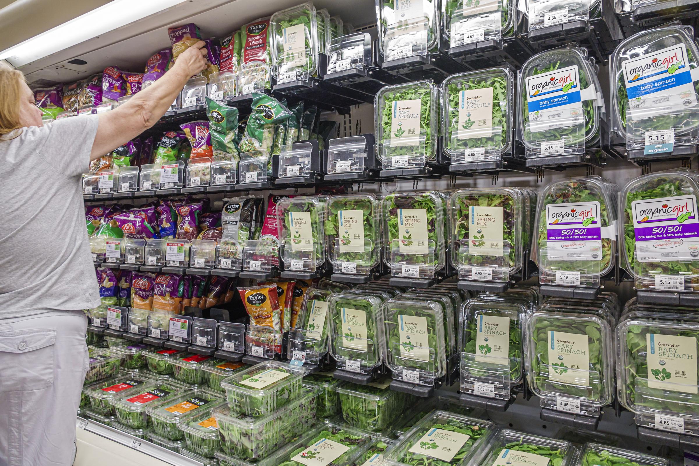 Un rayon de fruits et légumes, avec un éventail de variétés d'épinards | Source : Getty Images
