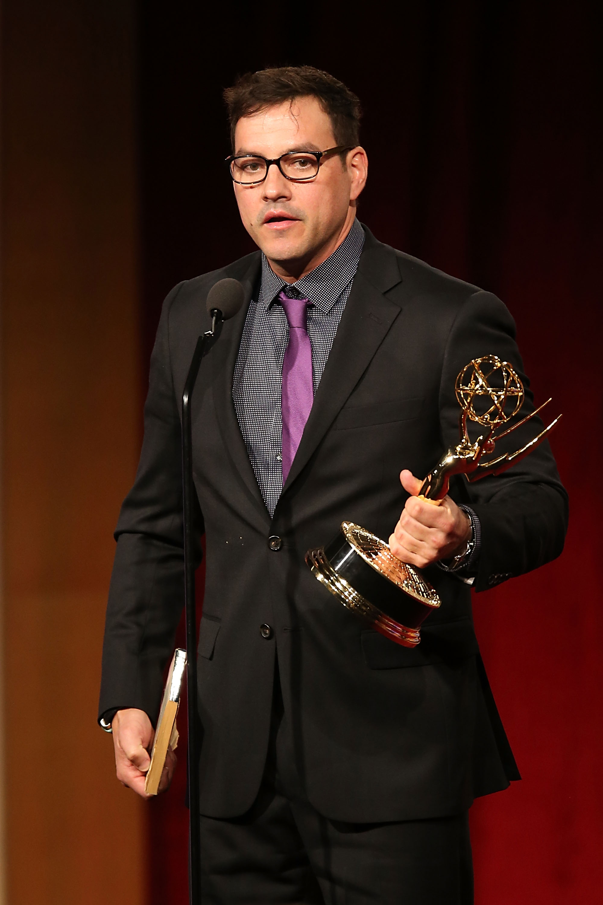 Tyler Christopher s'exprime sur scène lors des Daytime Emmy Awards à Los Angeles, en Californie, le 1er mai 2016 | Source : Getty Images