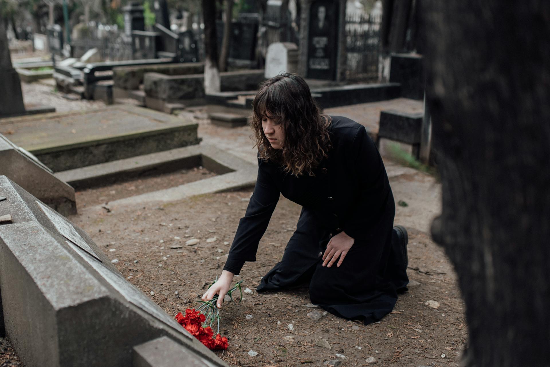Une personne dans un cimetière | Source : Pexels