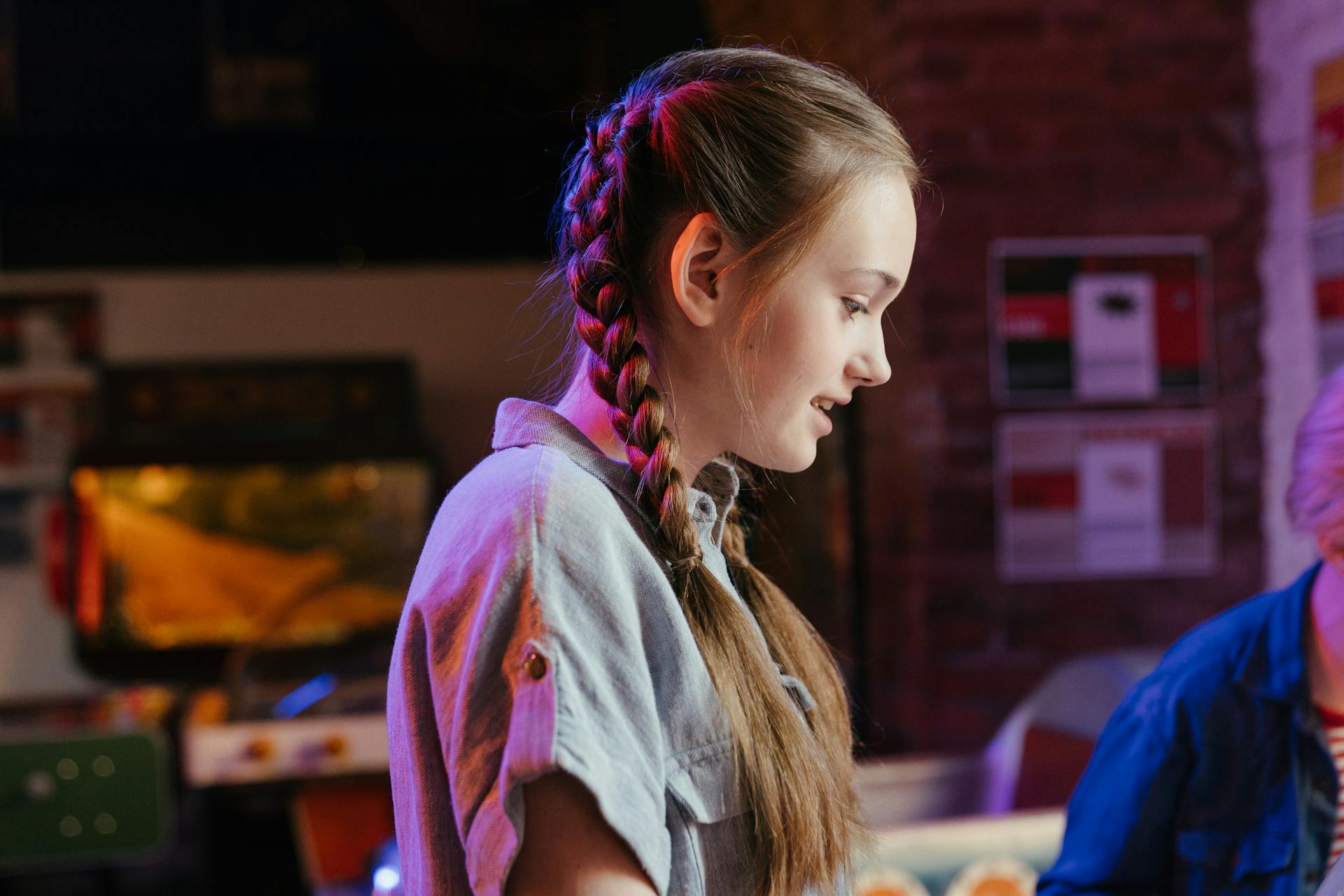 Une adolescente qui sourit | Source : Pexels