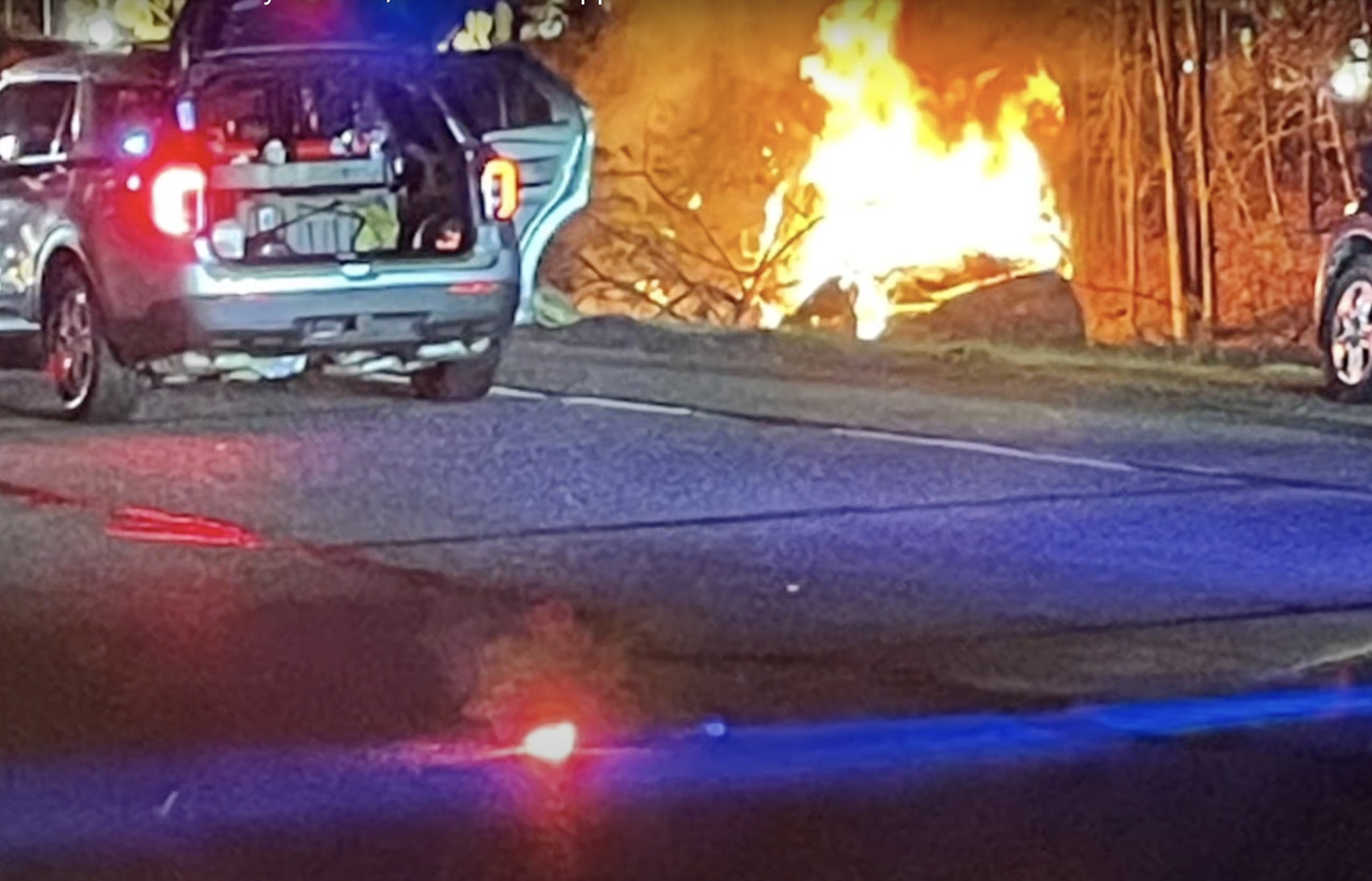 Une photo de la voiture dont Sandy Ledbetter-Clarkson a sauvé une mère et ses enfants alors qu'elle brûlait en avril 2023 | Source : youtube.com/@WTVRCBS6