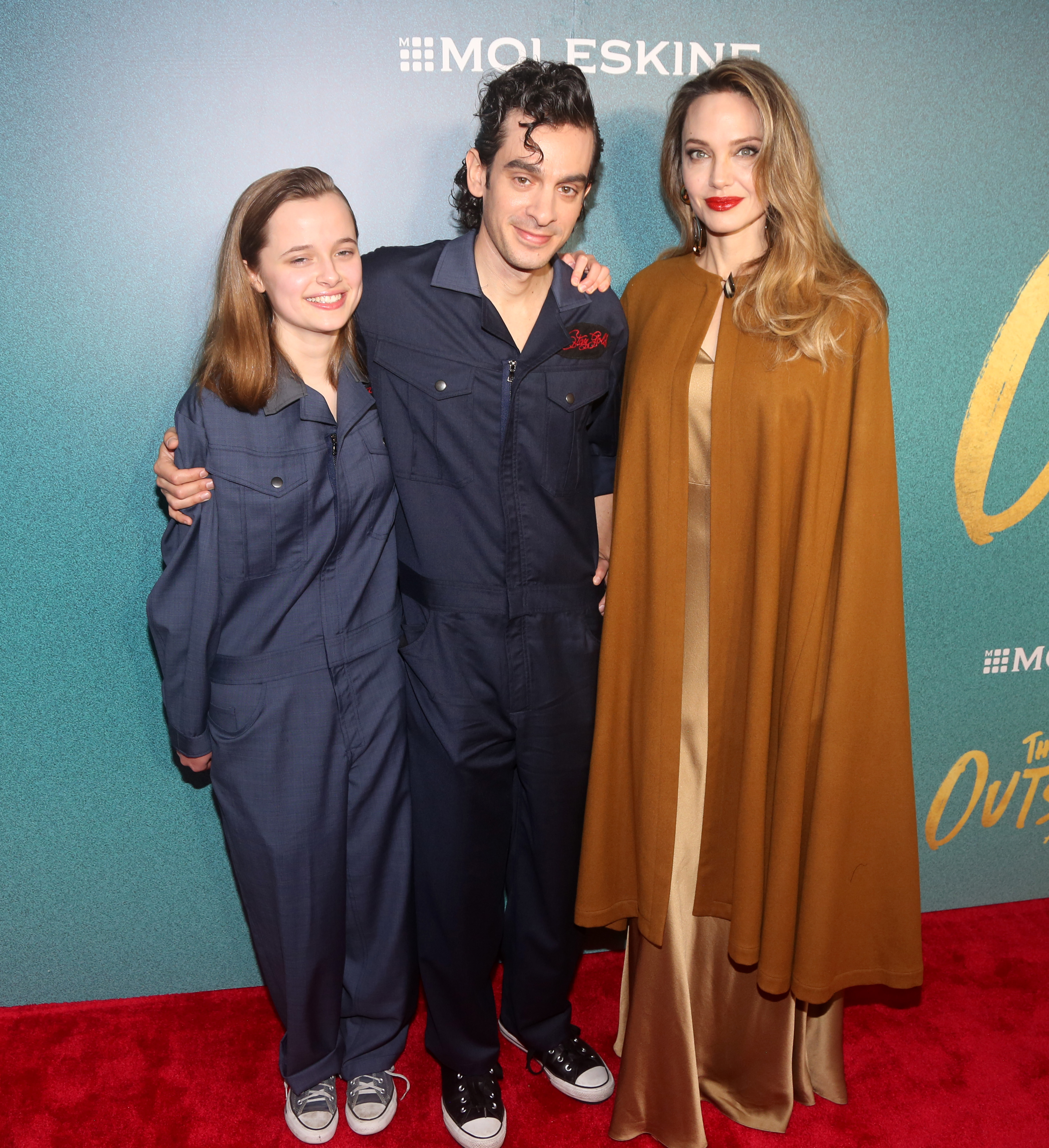 Vivienne Jolie-Pitt, Justin Levine et Angelina Jolie sourient lors de la soirée d'ouverture de "The Outsiders" au théâtre Bernard B. Jacobs, le 11 avril 2024, à New York. | Source : Getty Images