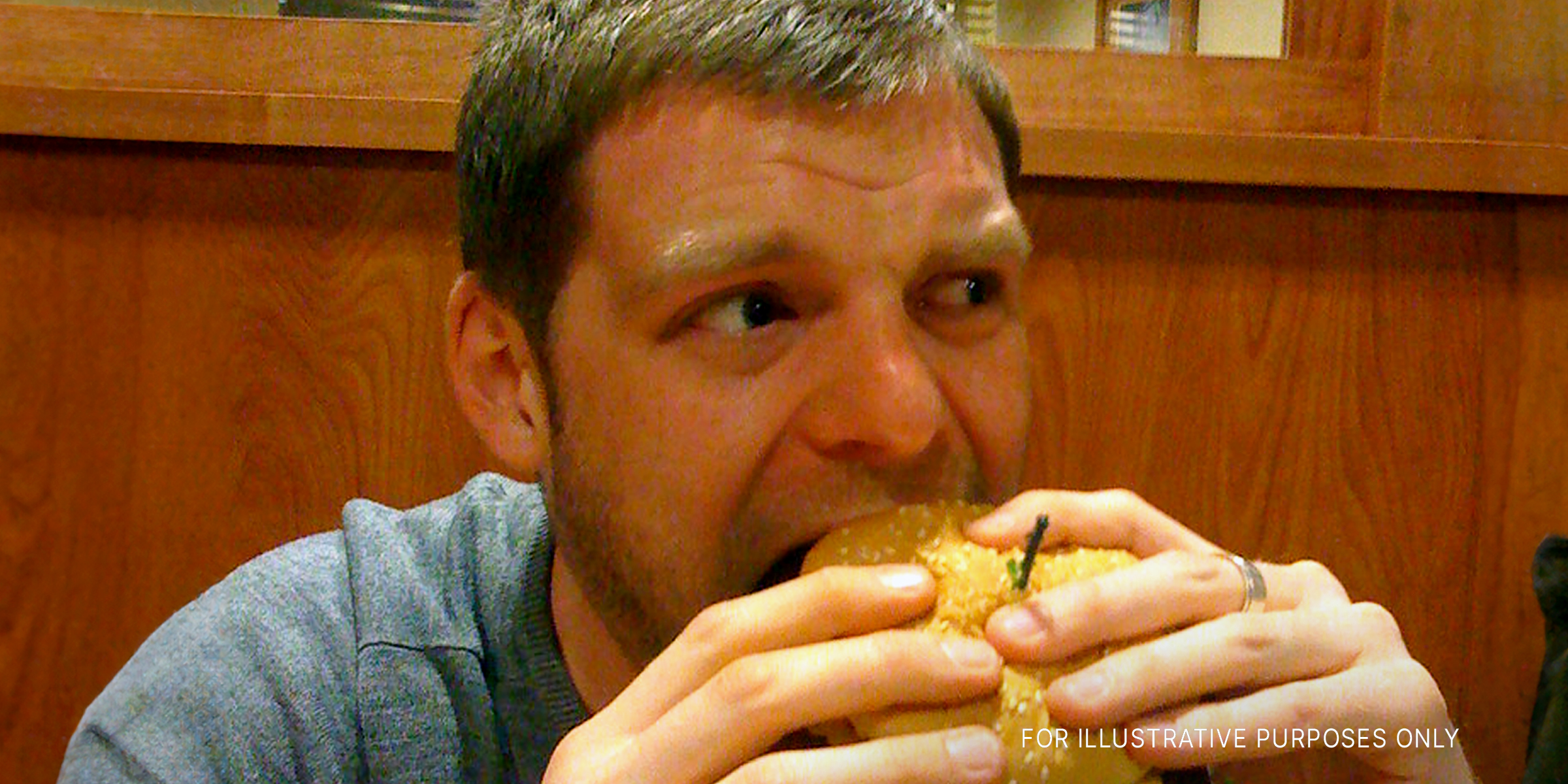 Un homme d'âge mur mangeant un burger Source : flickr.com/jamiejohndavies/CC BY 2.0