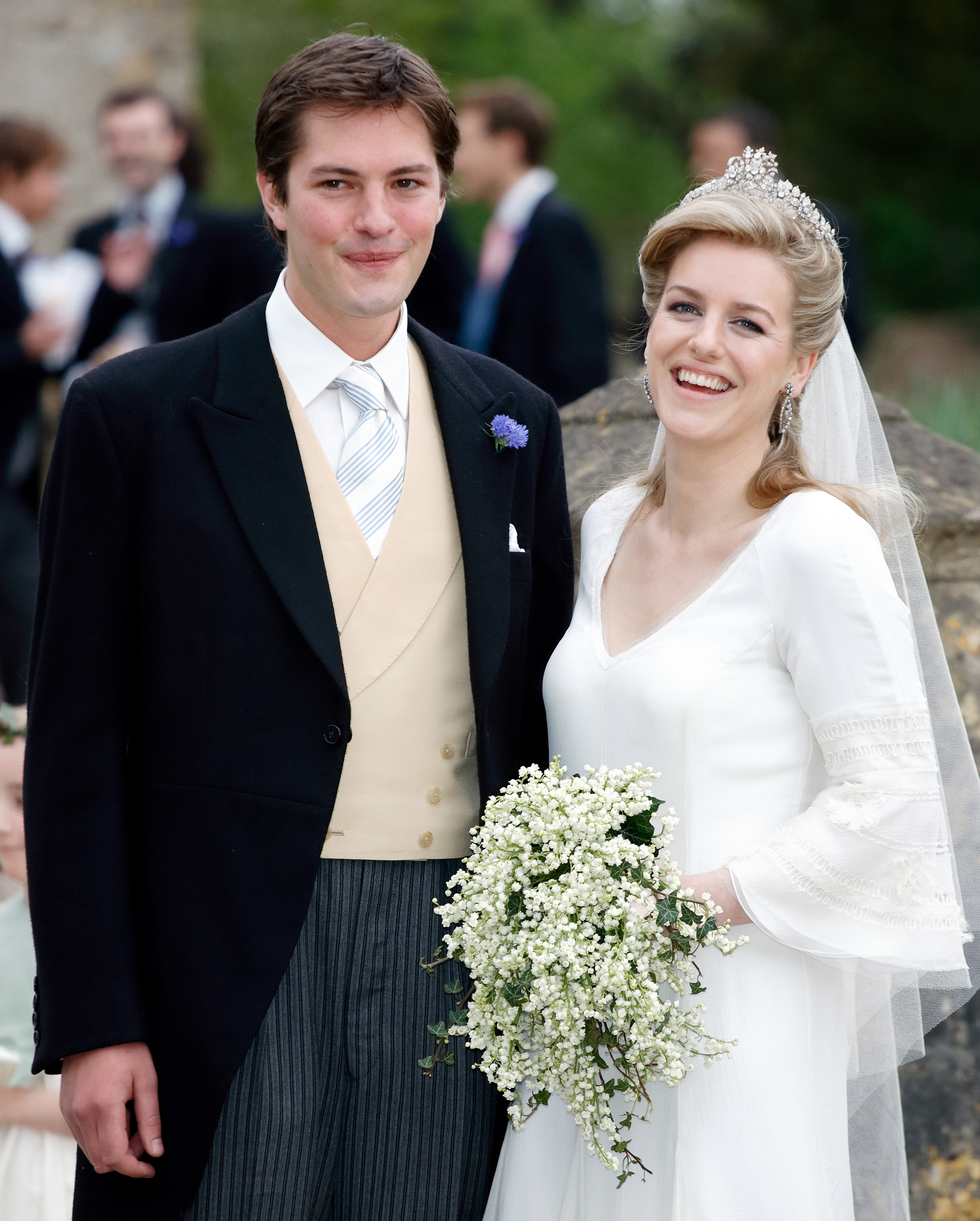 Harry Lopes et Laura Parker Bowles après leur mariage à l'église St Cyriac, le 6 mai 2006, à Lacock, en Angleterre. | Source : Getty Images