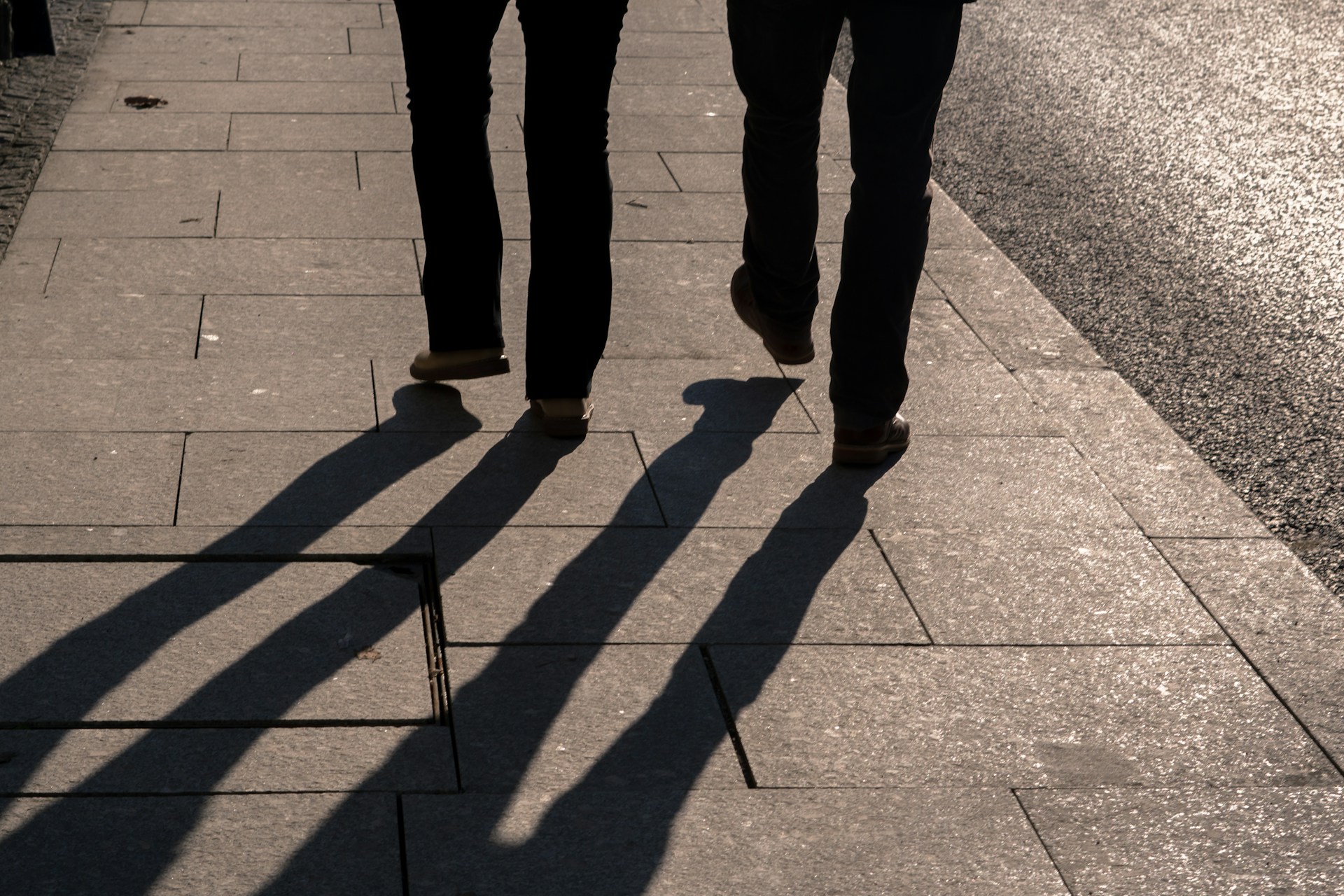 Deux hommes marchant ensemble | Source : Unsplash
