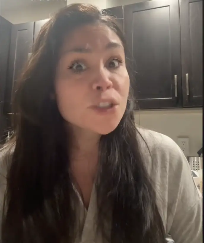 Tiffany Lyn racontant comment elle a réalisé que son petit ami la trompait pendant sa demande en mariage dans un post mis en ligne le 25 novembre 2023 | Source : TikTok/triumphantlytraumatized