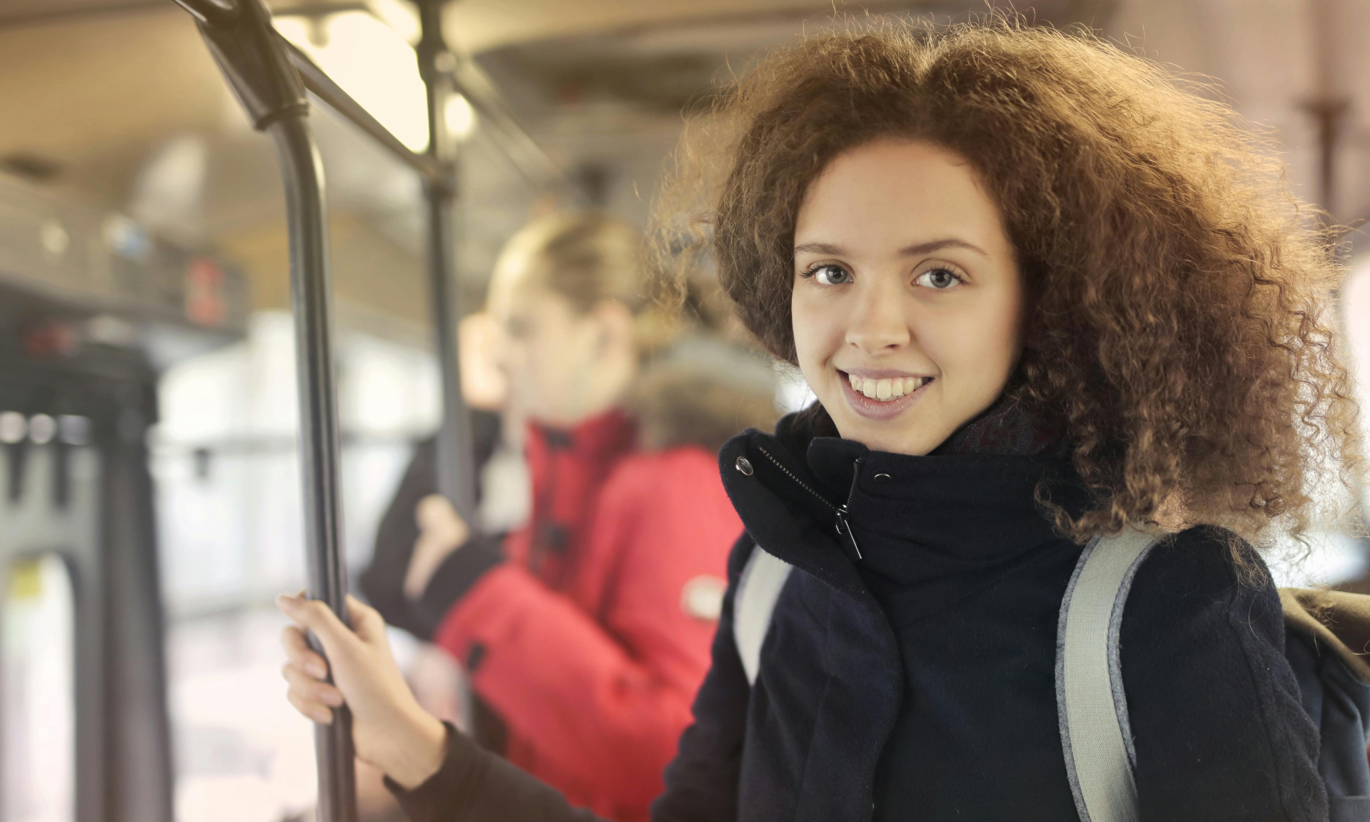 Woman reassures struggling mother with comforting look | Source: Pexels