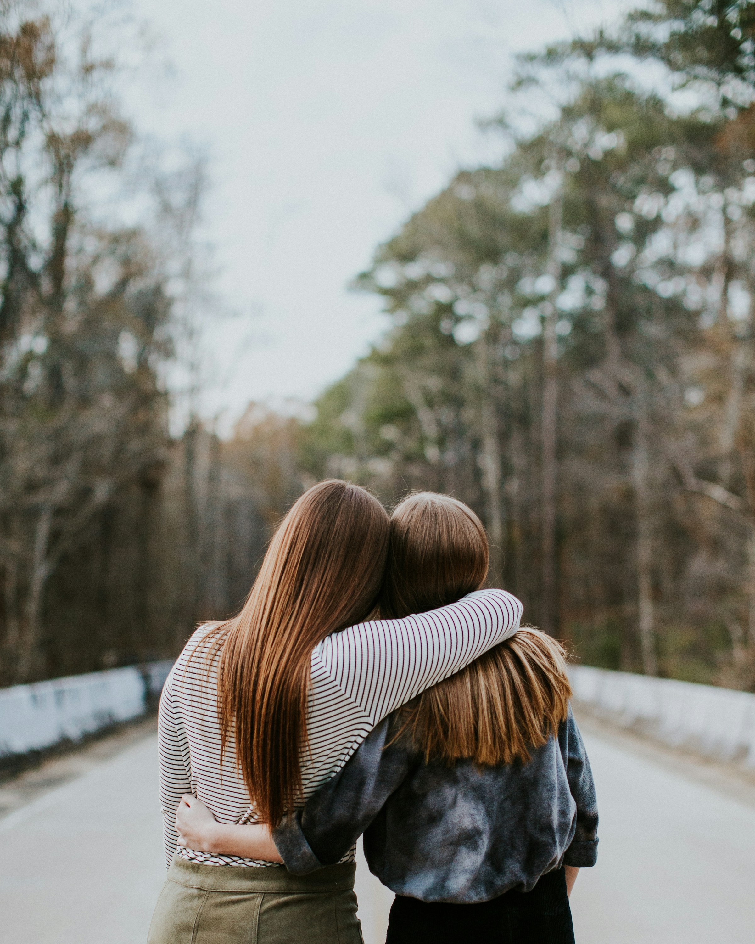 Deux femmes se tenant l'une l'autre | Source : Unsplash