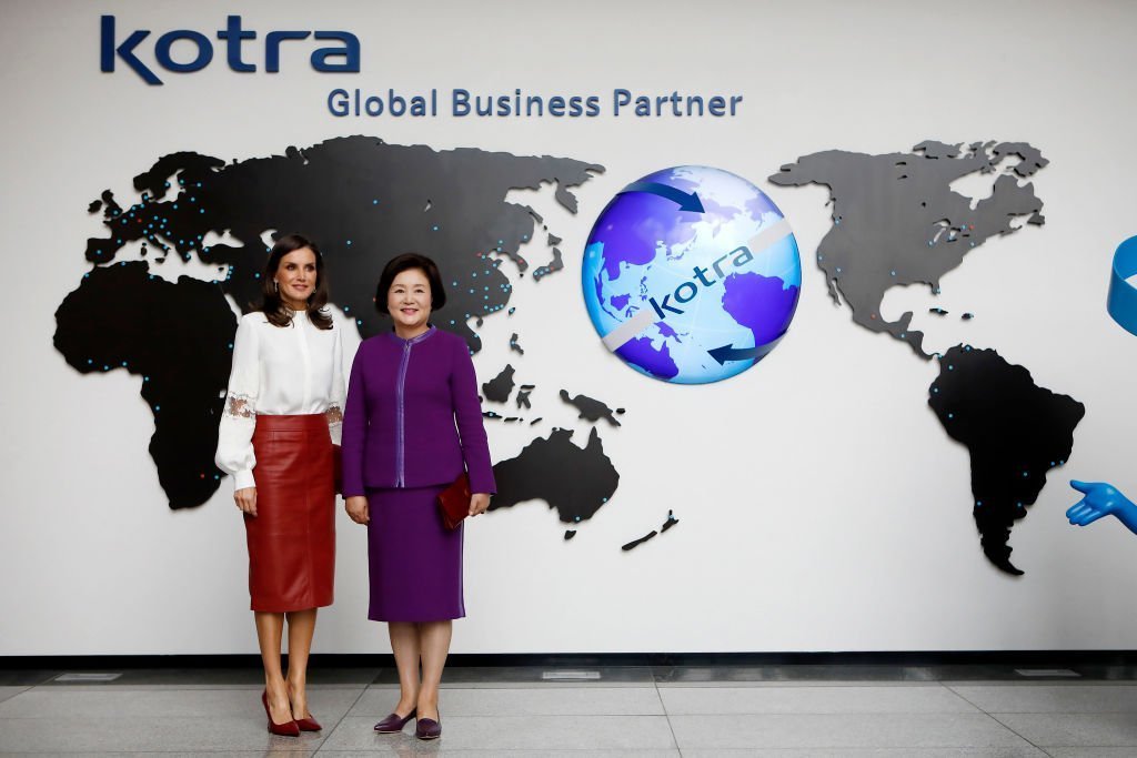 La reine Letizia d'Espagne et la Première Dame de la République de Corée Kim Jung-sook posent à KOTRA, le 24 octobre 2019 |  Photo: GettyImages