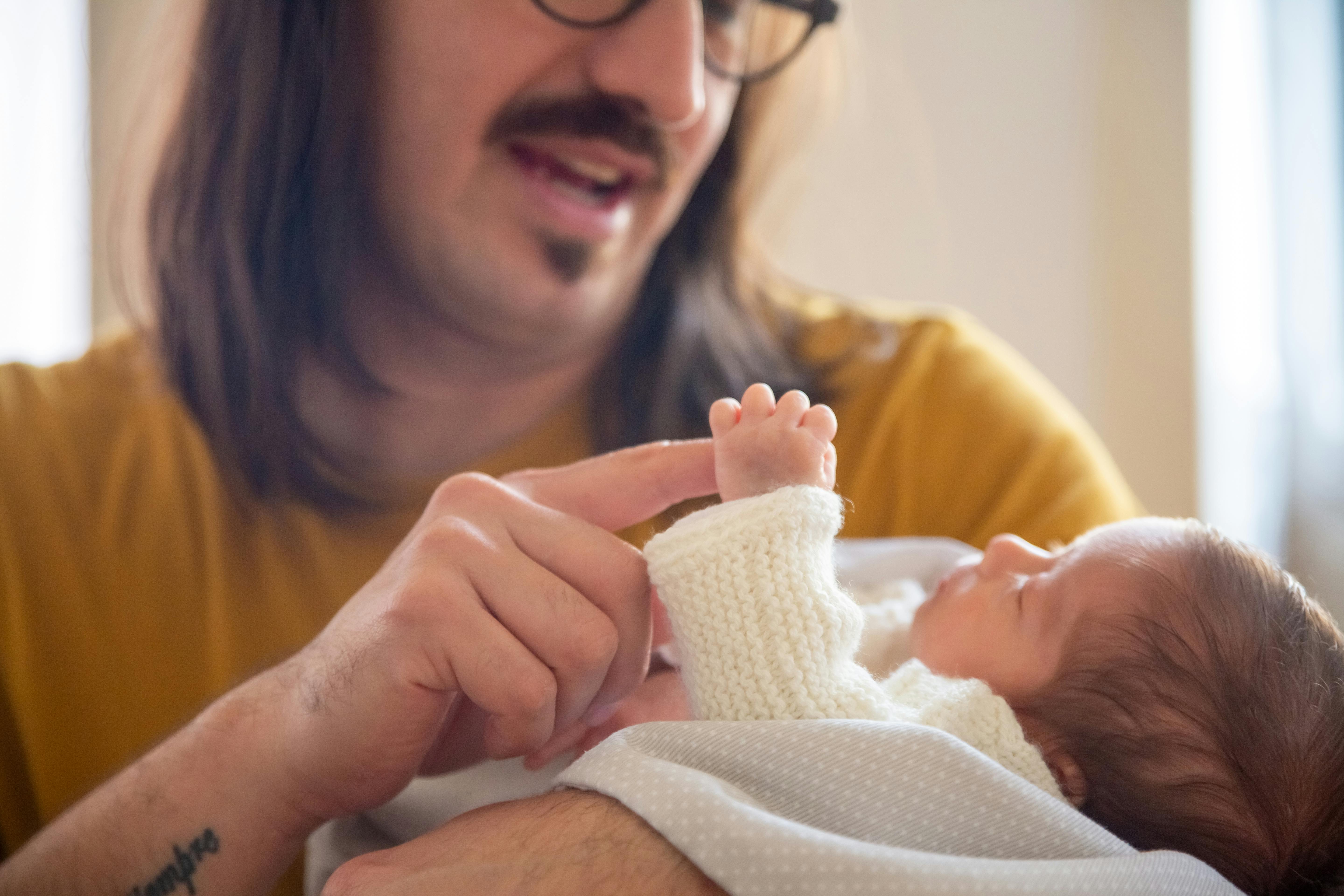 Un homme jouant avec un bébé | Source : Pexels