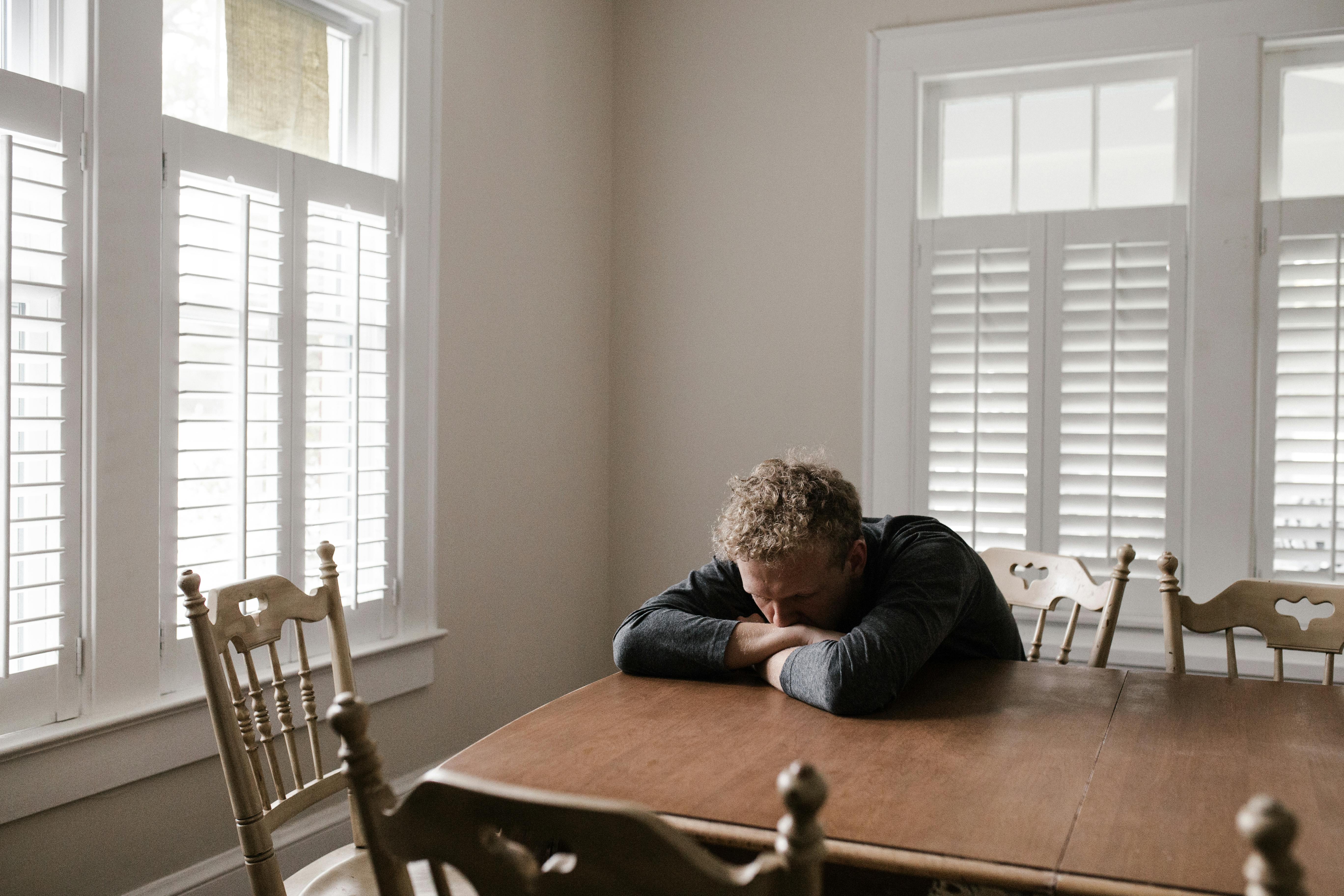 Un homme contrarié par la table | Source : Pexels