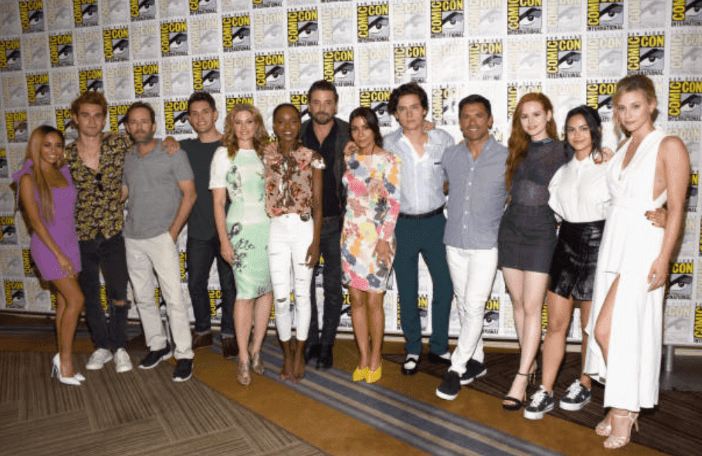 Les acteurs de "Riverdale" posent ensemble lors de la conférence de presse de Comic-Con International, au Hilton Bayfront, le 21 juillet 2018, à San Diego, Californie | Source : Getty Images