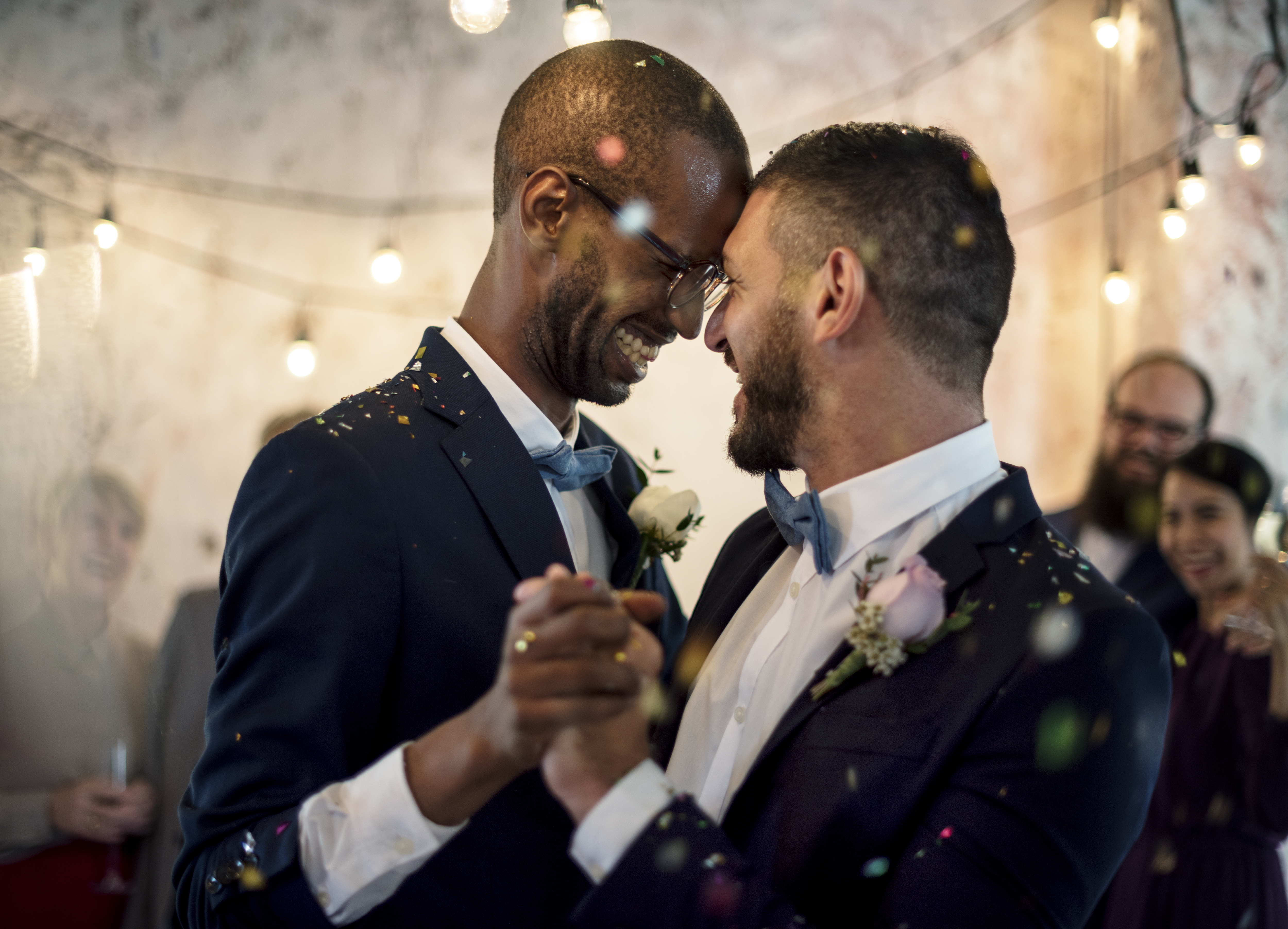 Une photo en gros plan d'un couple gay fraichement marié | Source : Shutterstock