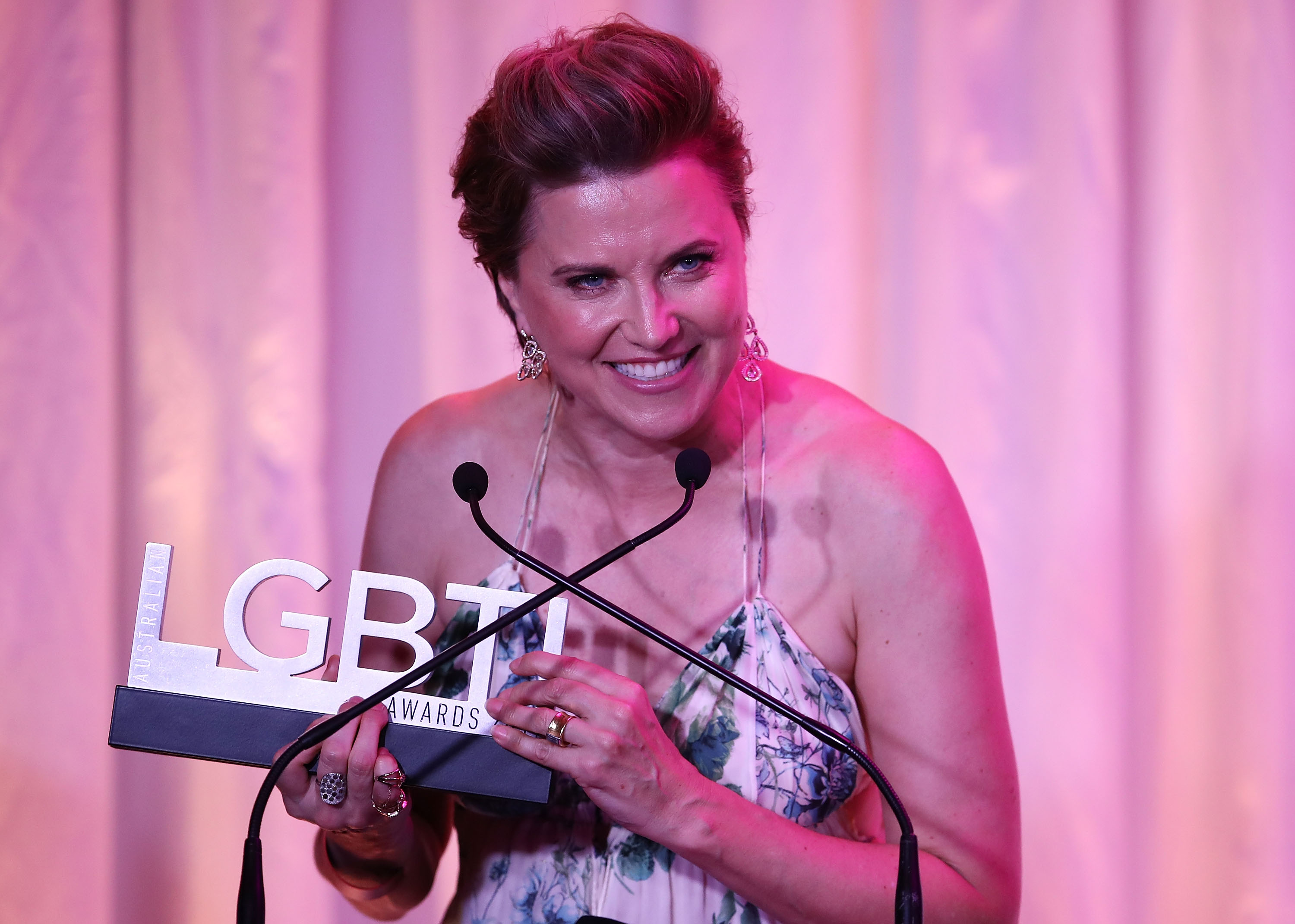 Lucy Lawless recevant le prix Star 100 Ally of the Year lors des Australian LGBTI Awards 2017 à l'Opéra de Sydney, le 2 mars 2017, à Sydney, en Australie. | Source : Getty Images